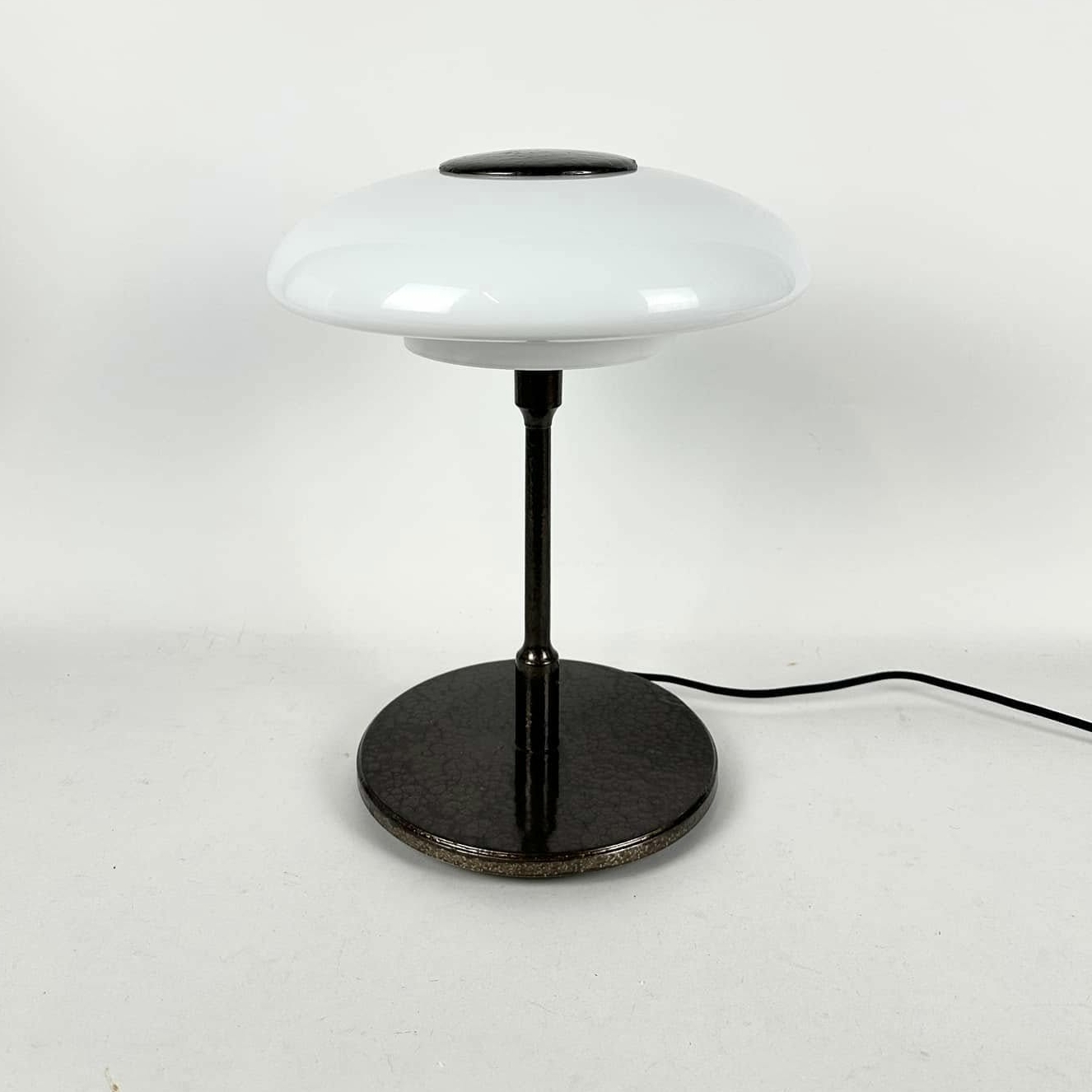 Лампа настільна плафон біле скло база т-коричневий метал LT-331