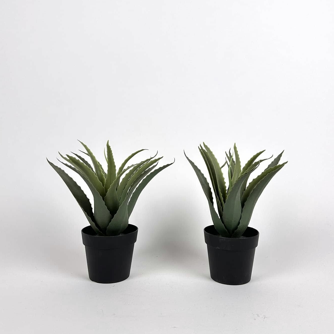 Алое малий штучний у чорному вазоні FW-277