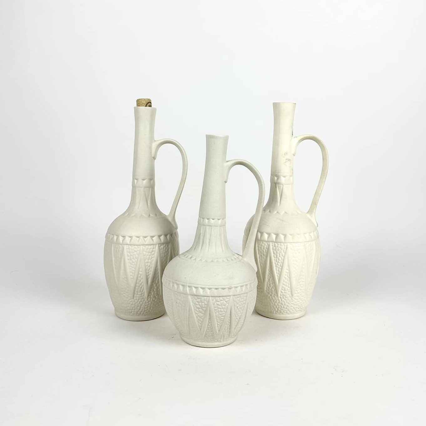 Глечик білий матовий з рельєфним візерунком кераміка JU-114