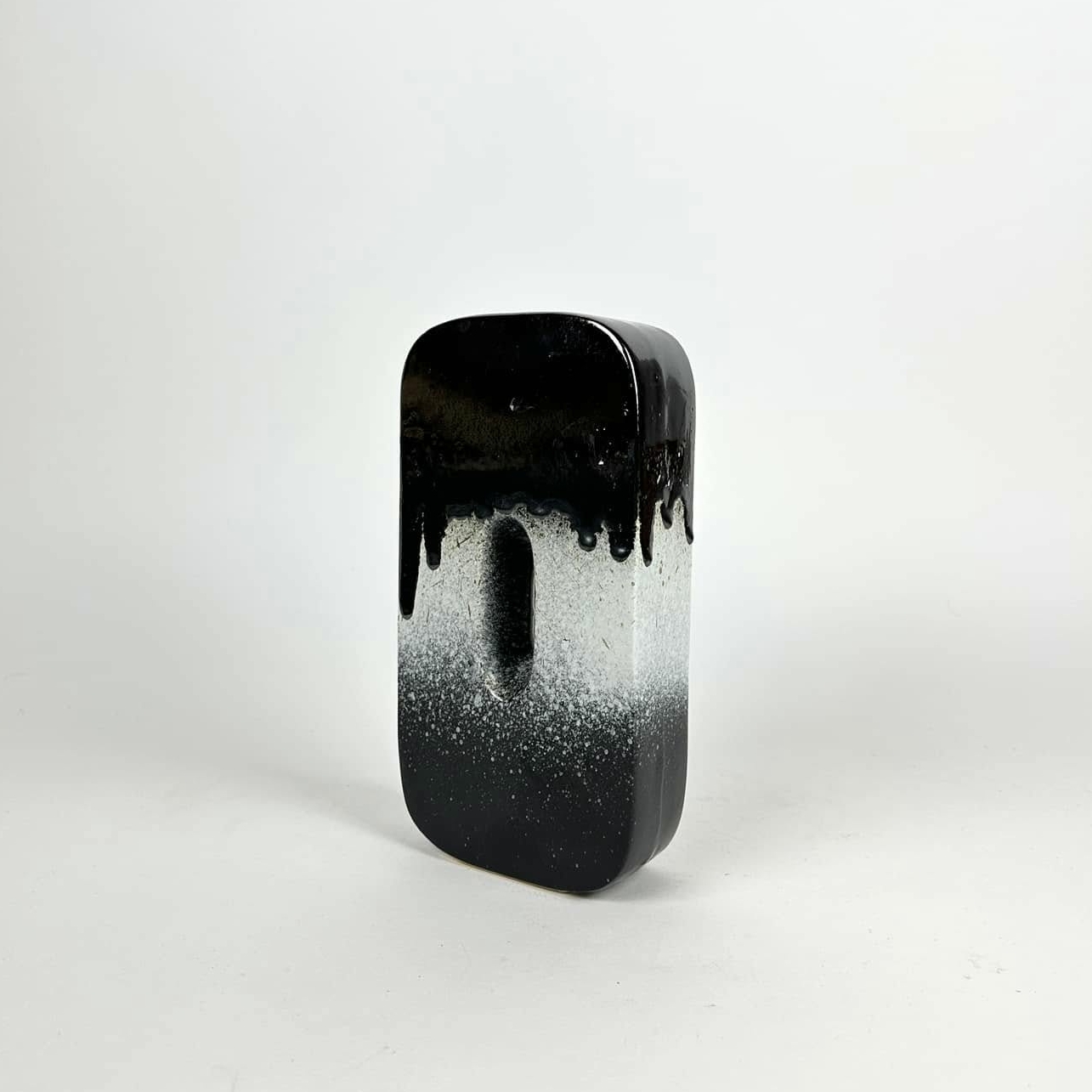 Ваза "О" чорно-біла кераміка VA-540