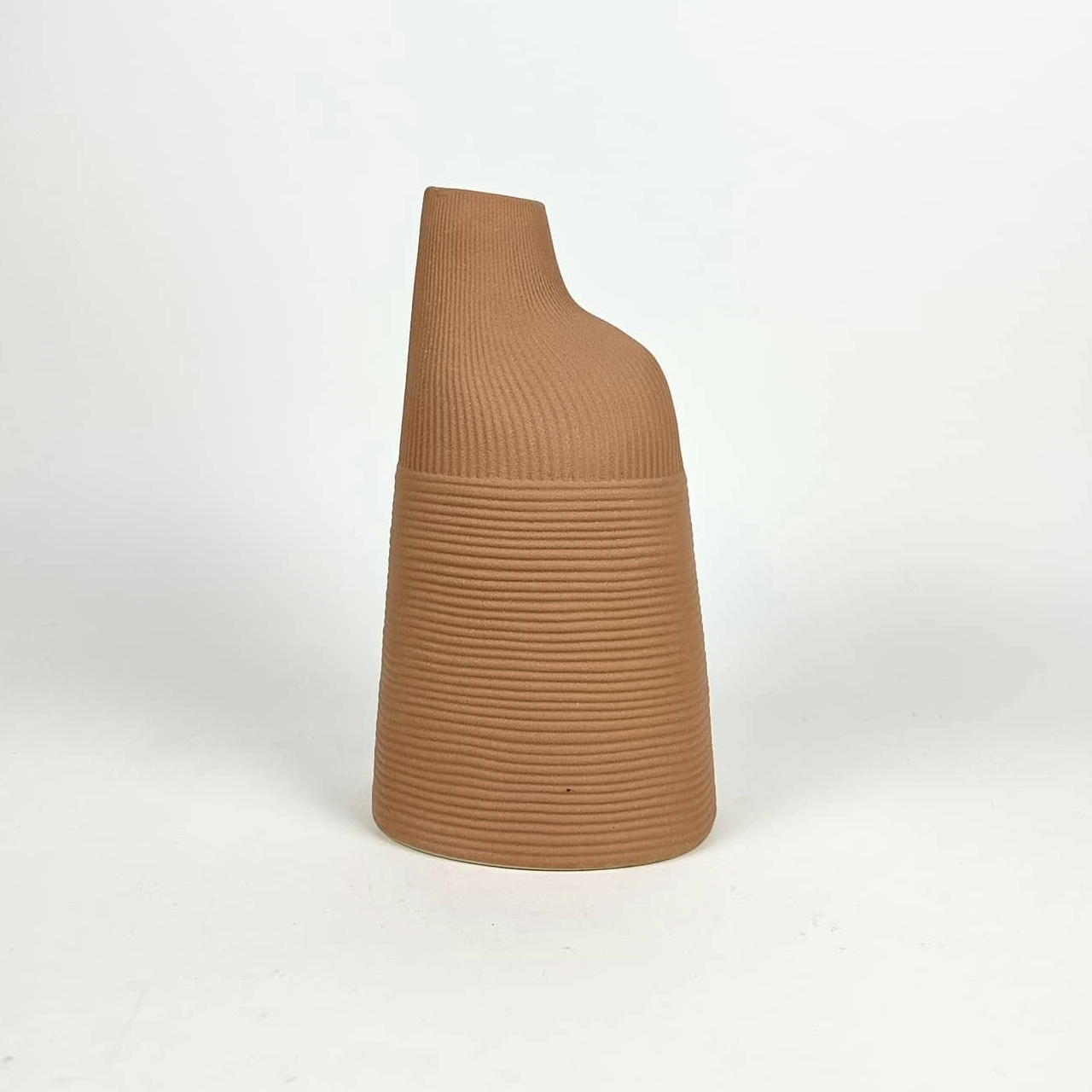 Ваза асиметрична рельєфні смужки теракота мат кераміка VA-544