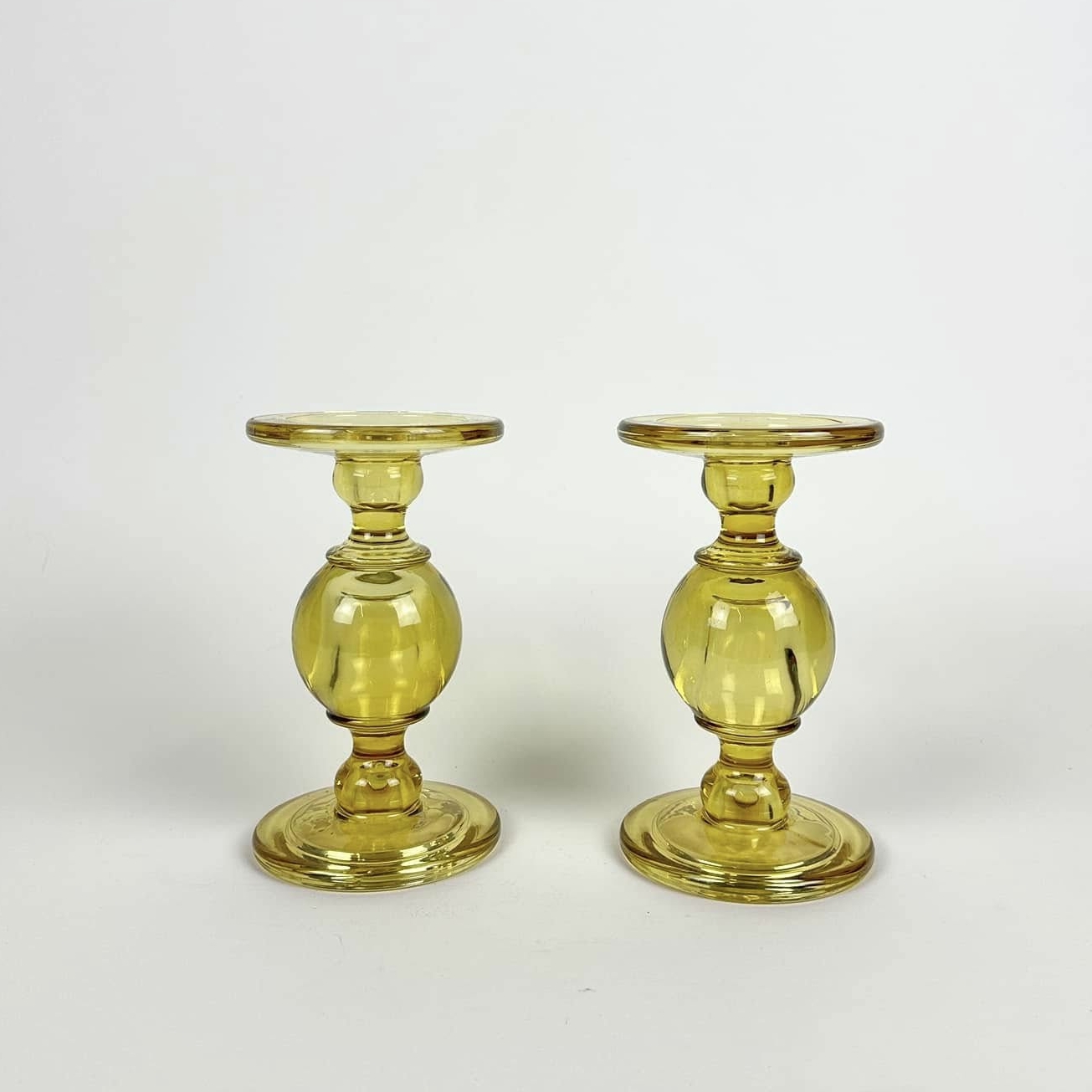 Свічник для столової/широкої свічки фігурний жовтий скло CA-201