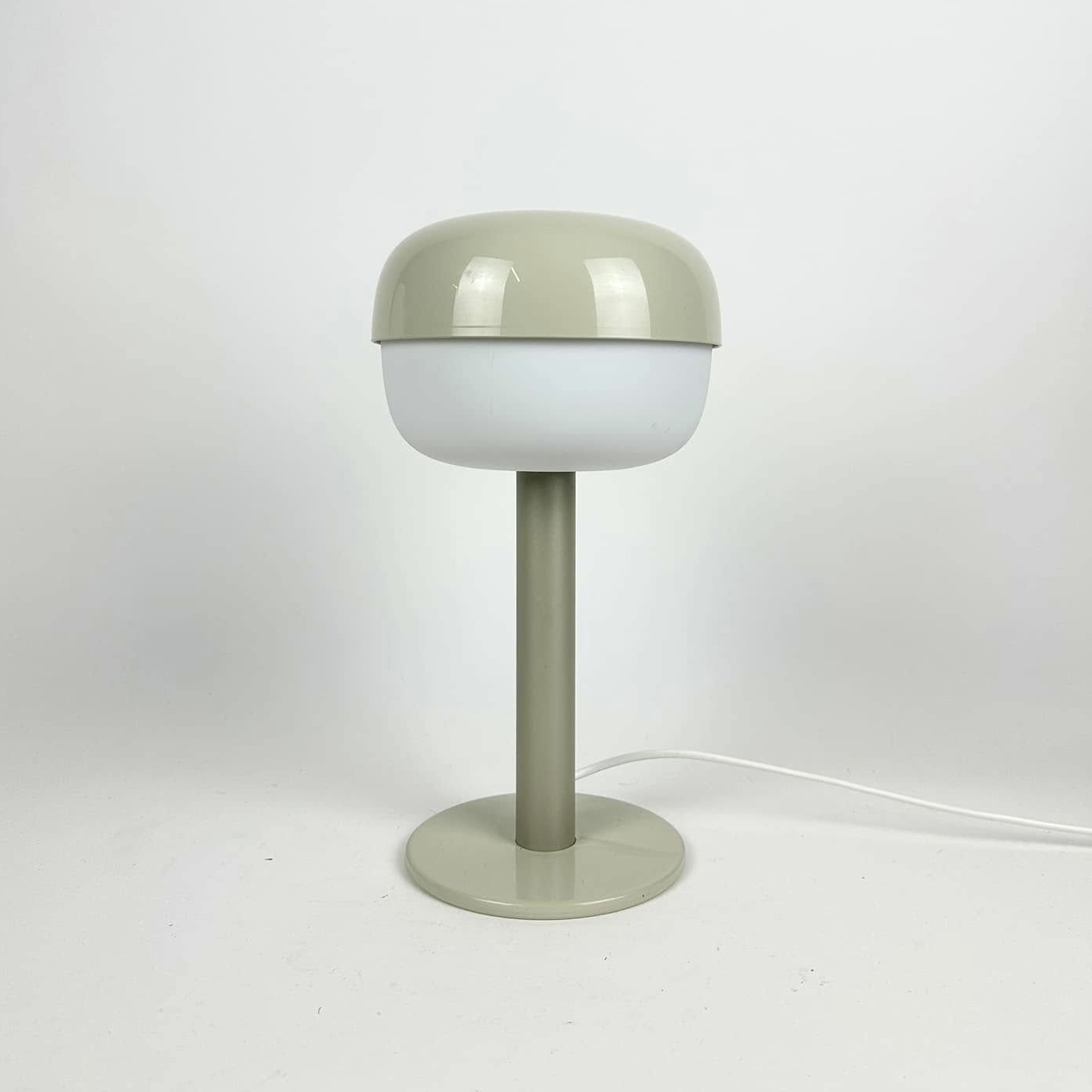 Лампа настільна беж метал/пластик LT-340