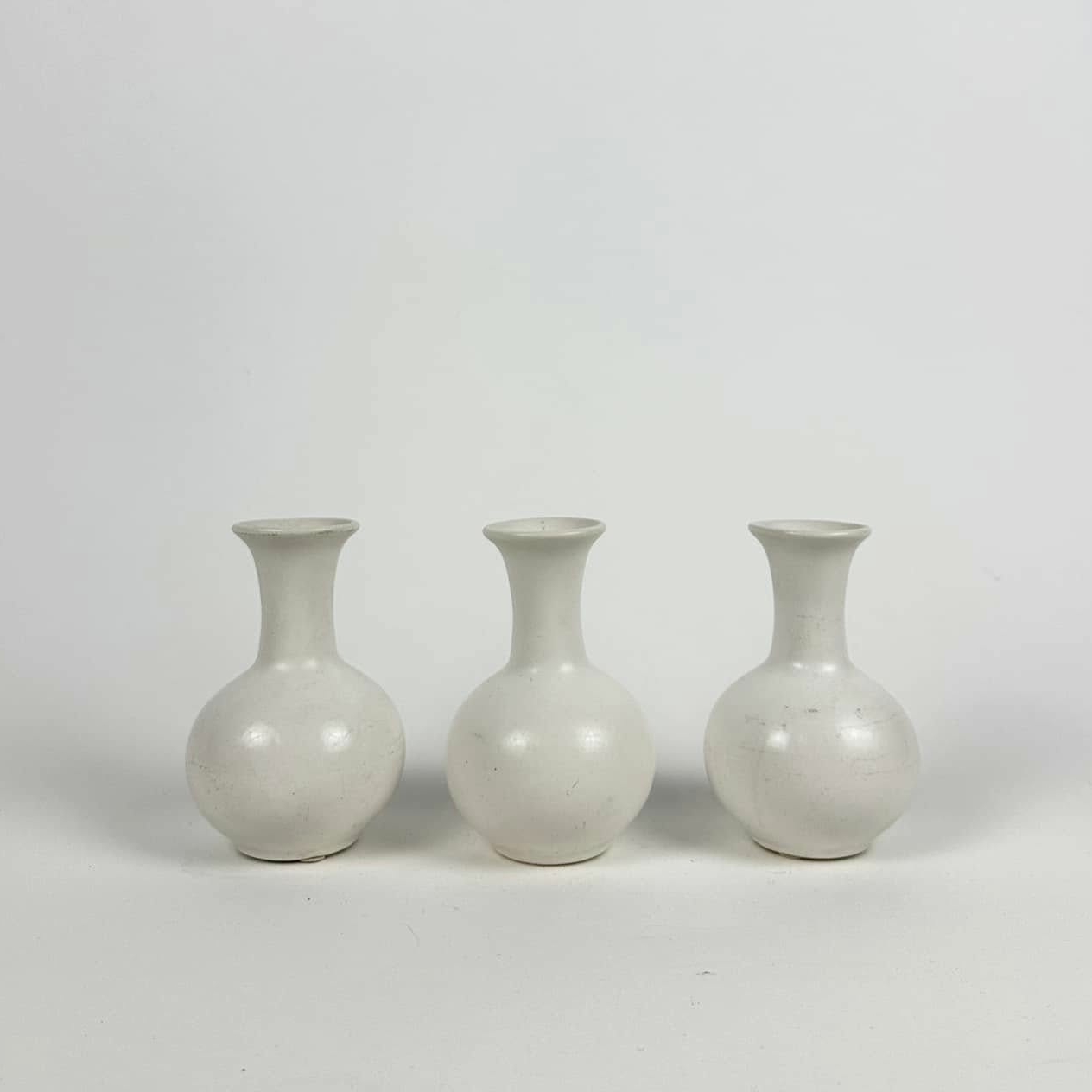 Ваза фігурна мала біла кераміка VA-546