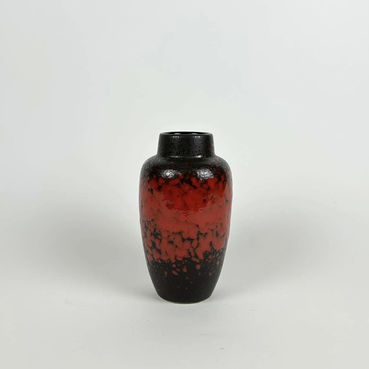Ваза чорна з червоними плямами кераміка VA-547