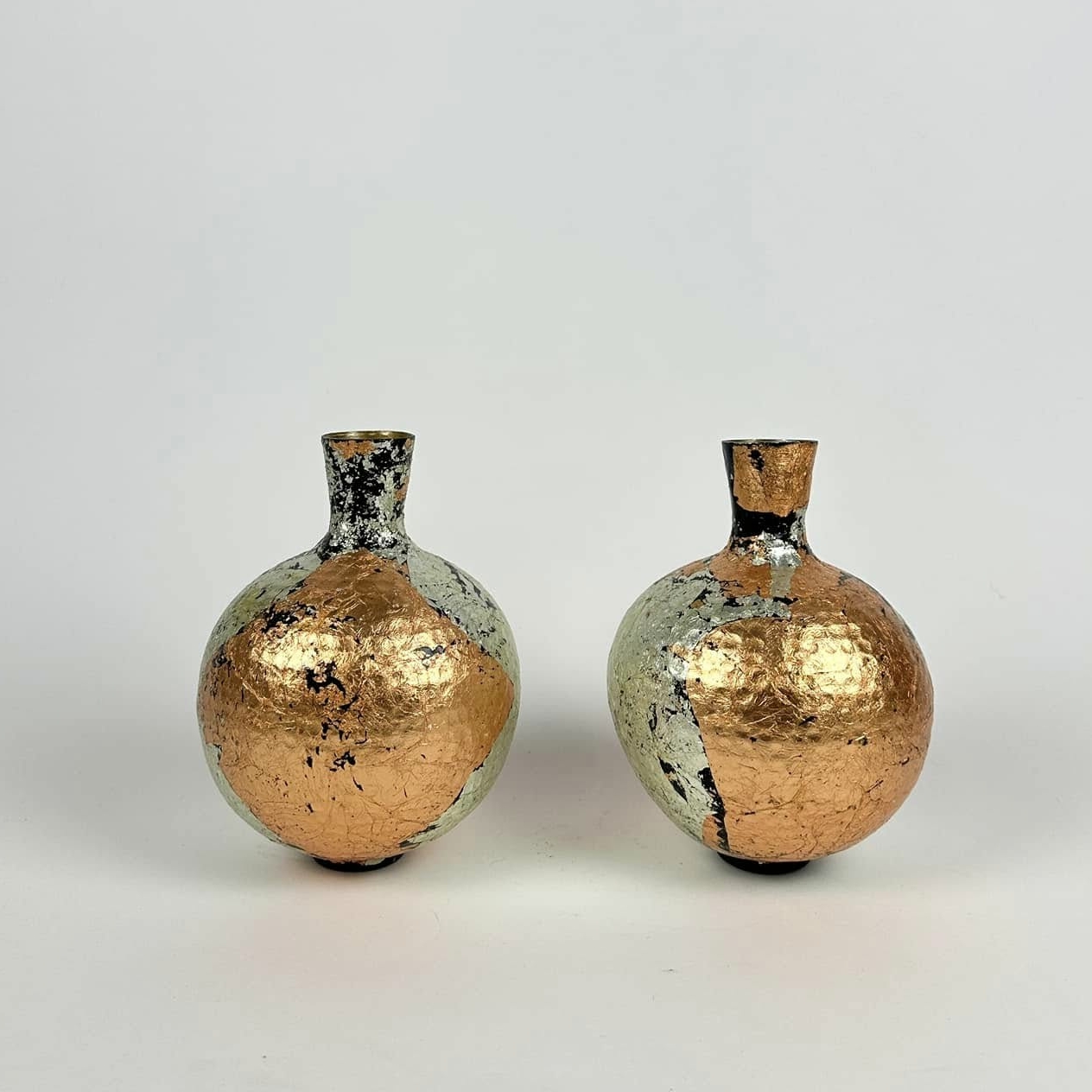 Ваза кругла з вузьким горлом кольорове золото метал VA-551