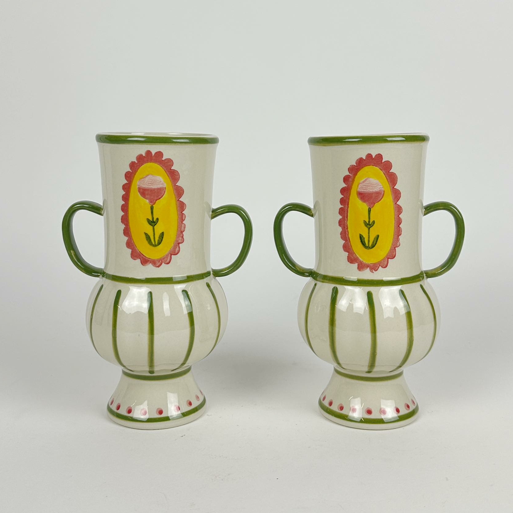 Ваза з 2 ручками Квітка в медальйоні кераміка VA-558