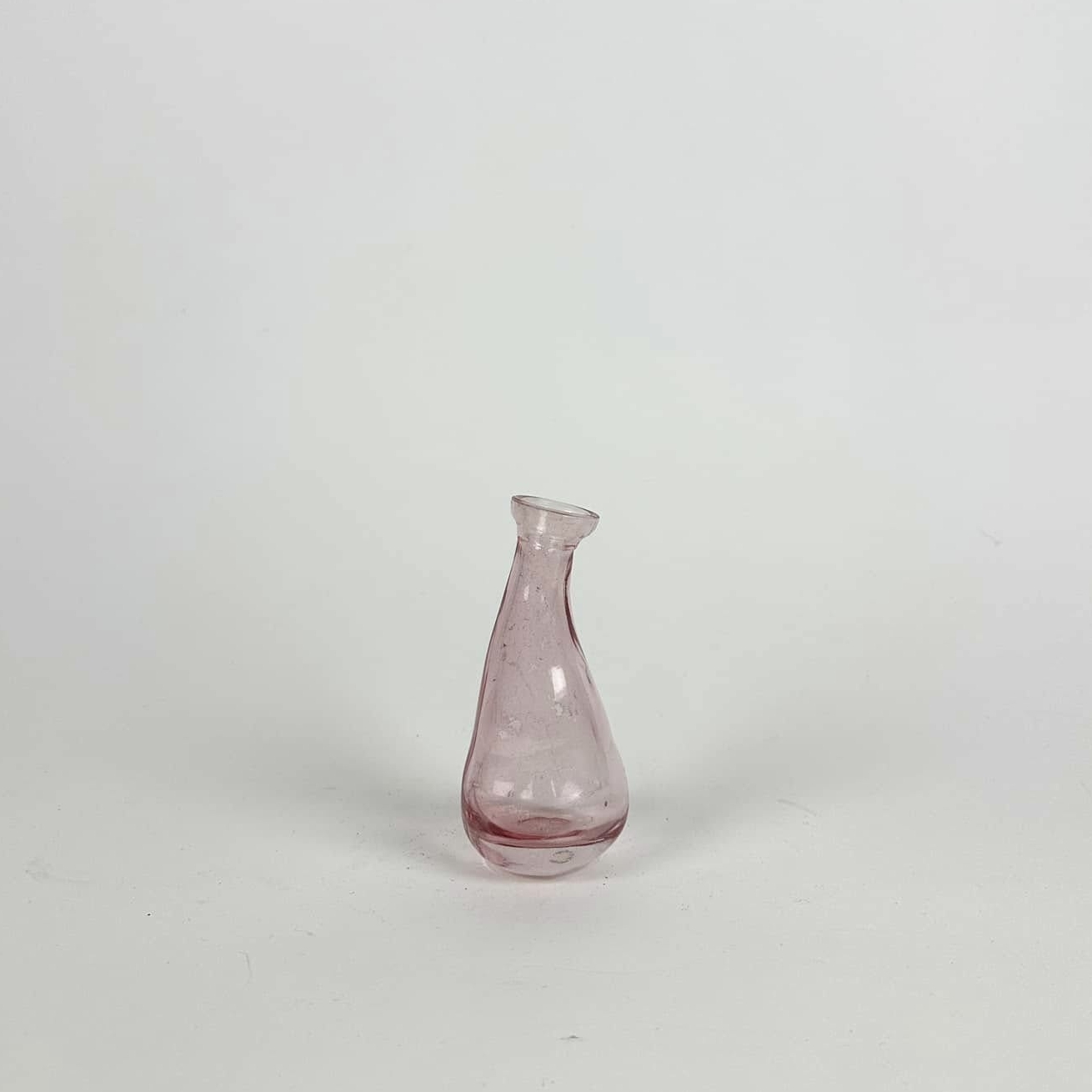 Ваза асиметрична мала рожеве скло VA-561