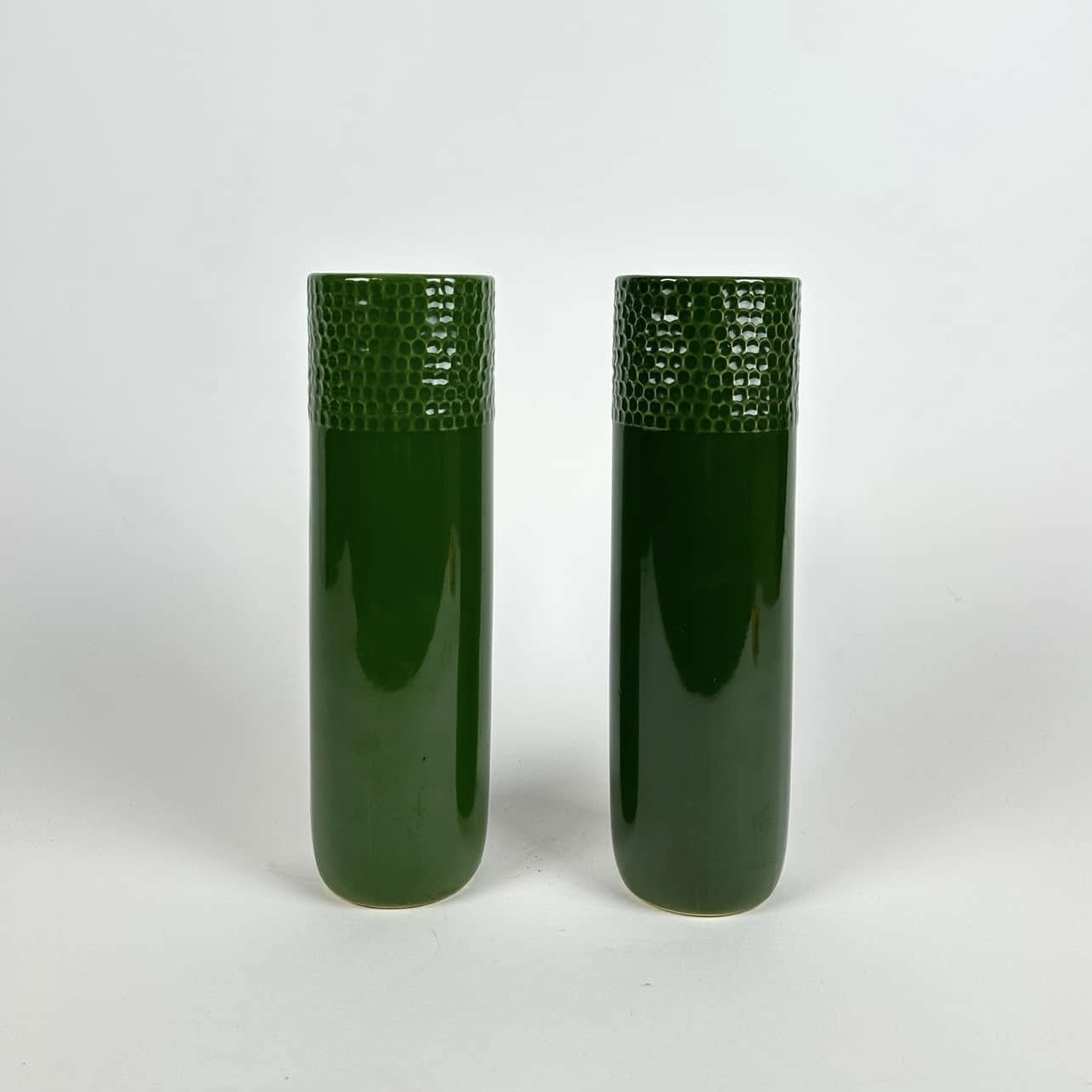 Ваза циліндр з рельєфним декором т-зелена кераміка VA-567