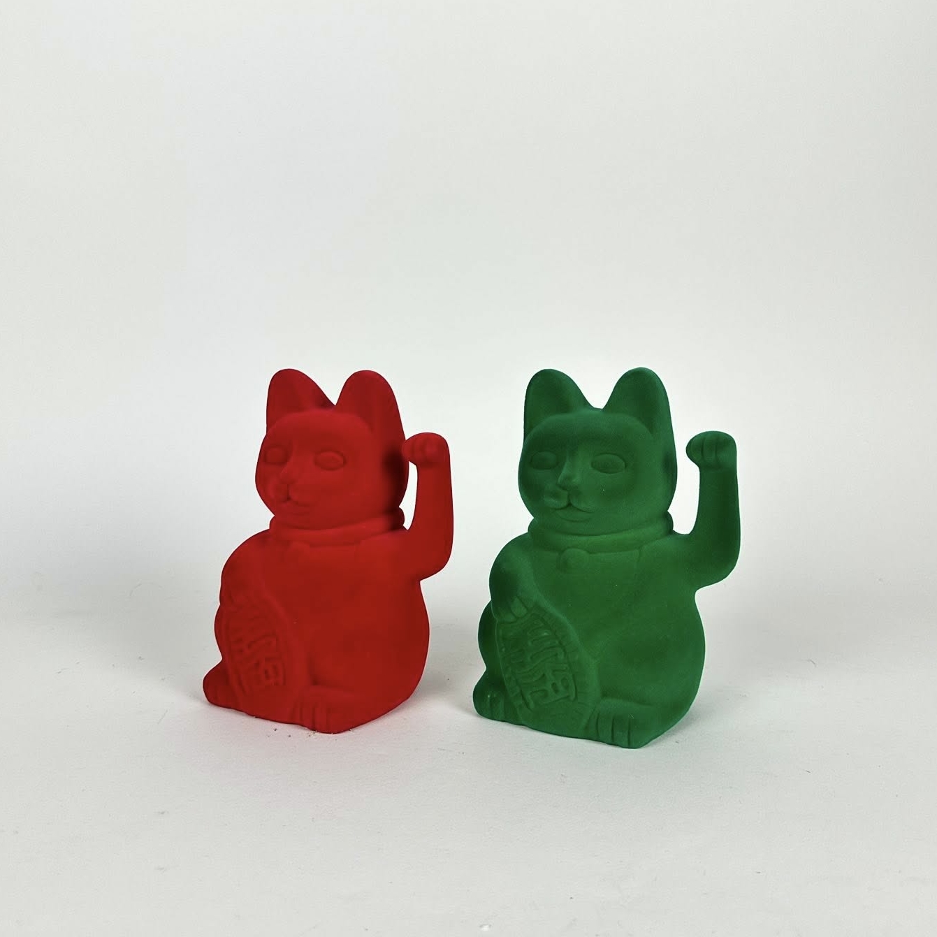 Статуетка декоративна Манекі-неко червоний/зелений флок/полістоун DE-672