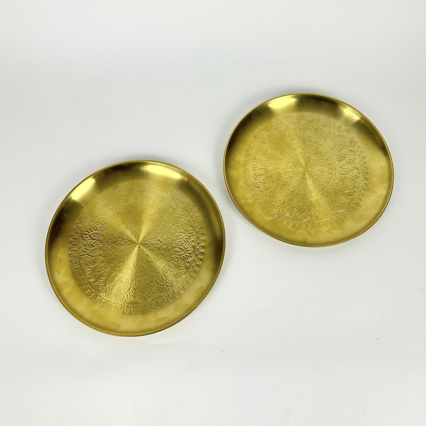 Піднос-блюдо рельєфний візерунок метал золото TR-169