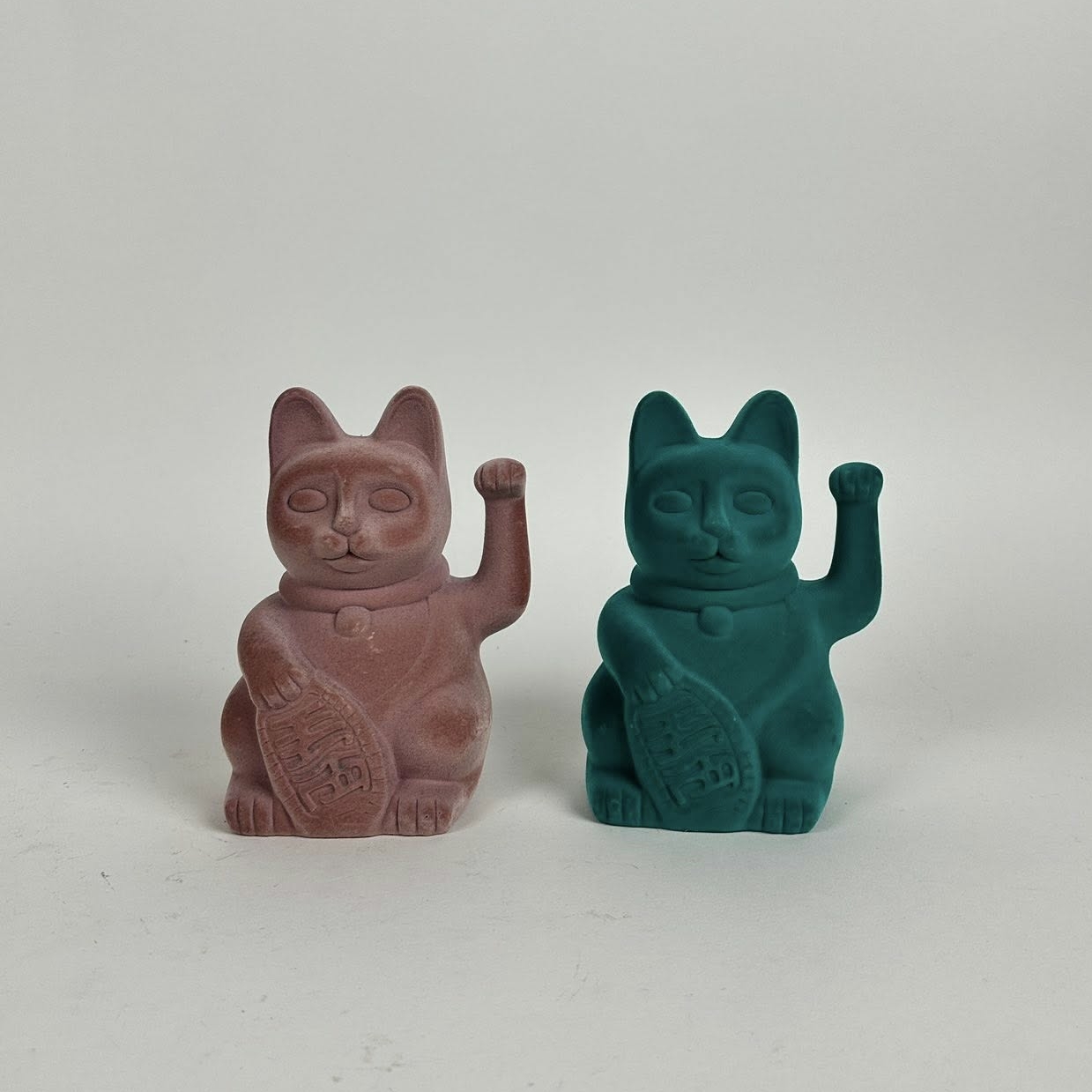 Статуетка декоративна Манекі-неко тьмяно-рожевий/смарагдовий флок/полістоун DE-675