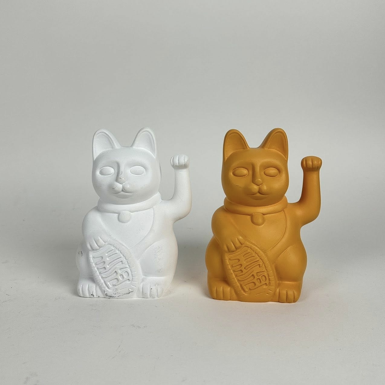 Статуетка декоративна Манекі-неко білий/оранж полістоун DE-676