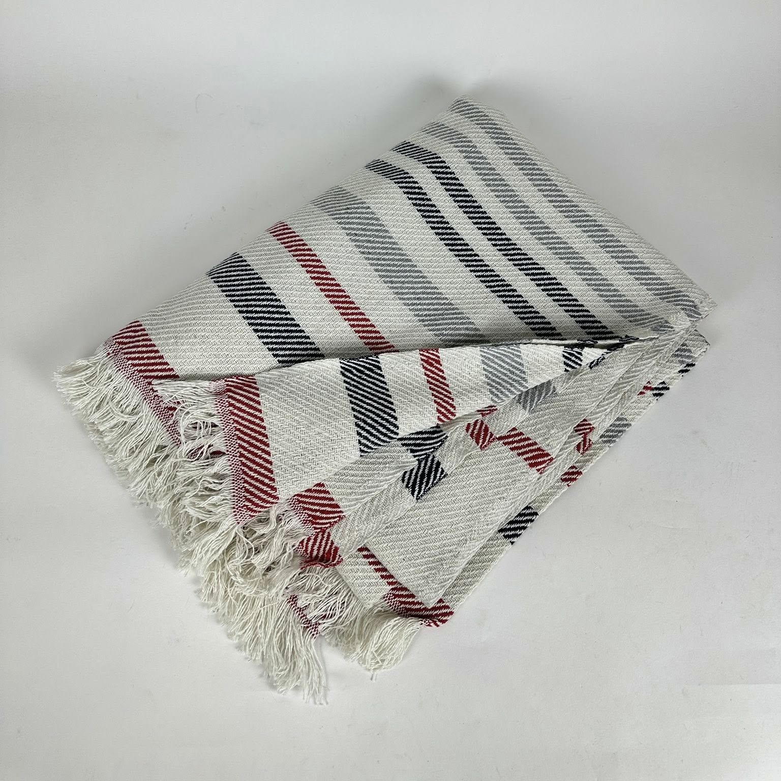 Плед світло-сірий у червону/чорну смужку WR-252