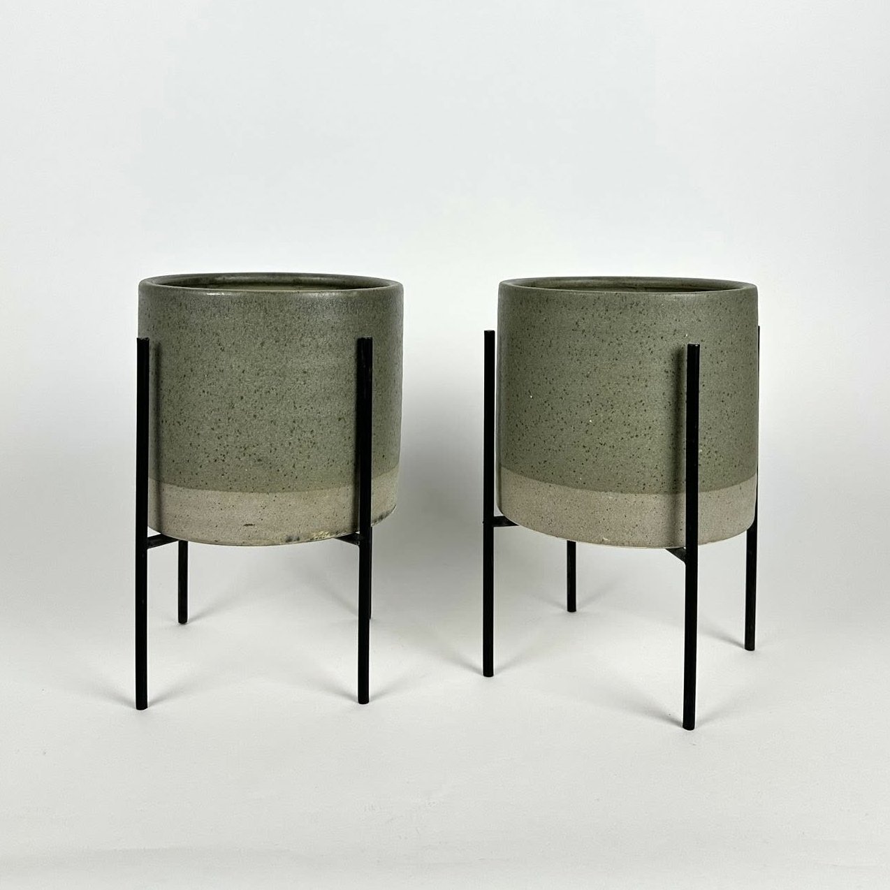 Кашпо кераміка у металевій підставці