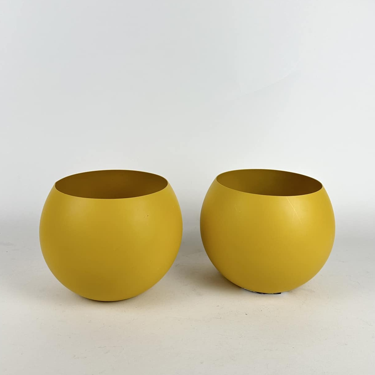 Кашпо кругле охра метал