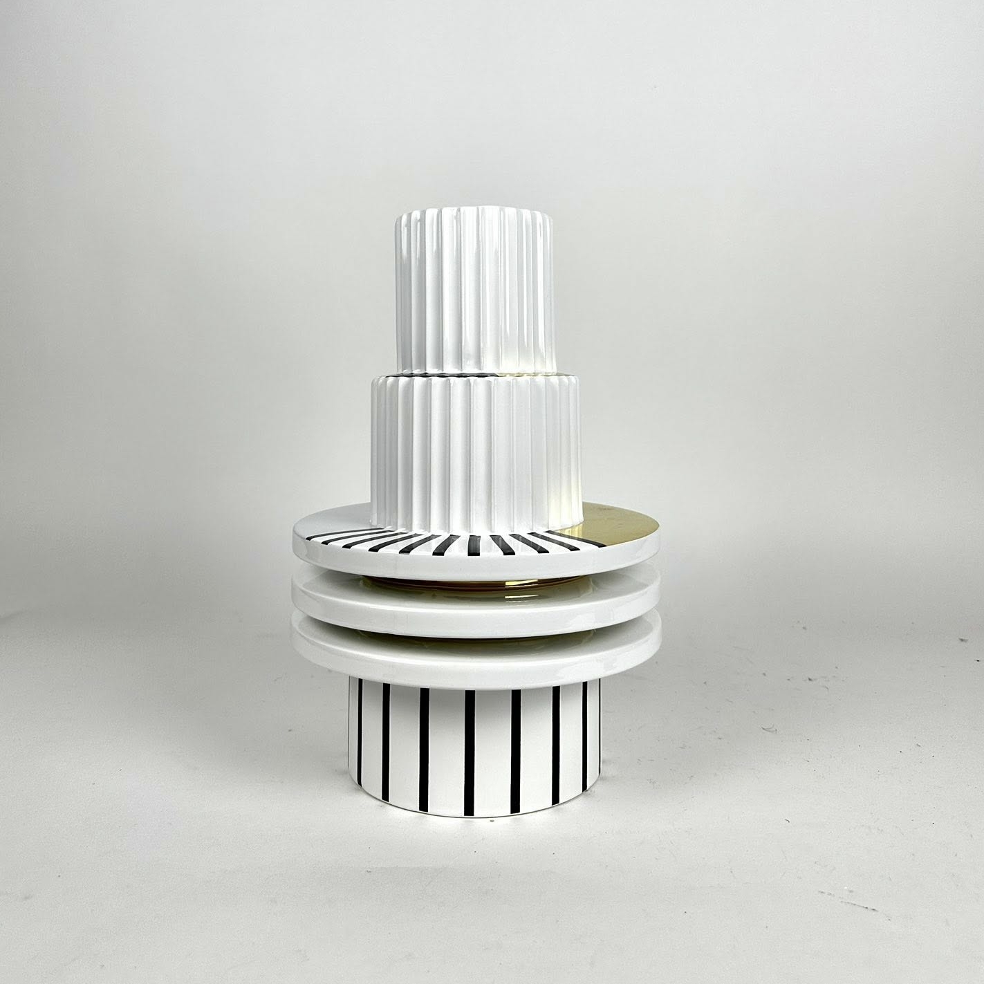 Ваза геометрична біла з чорно-золотим декором VA-603