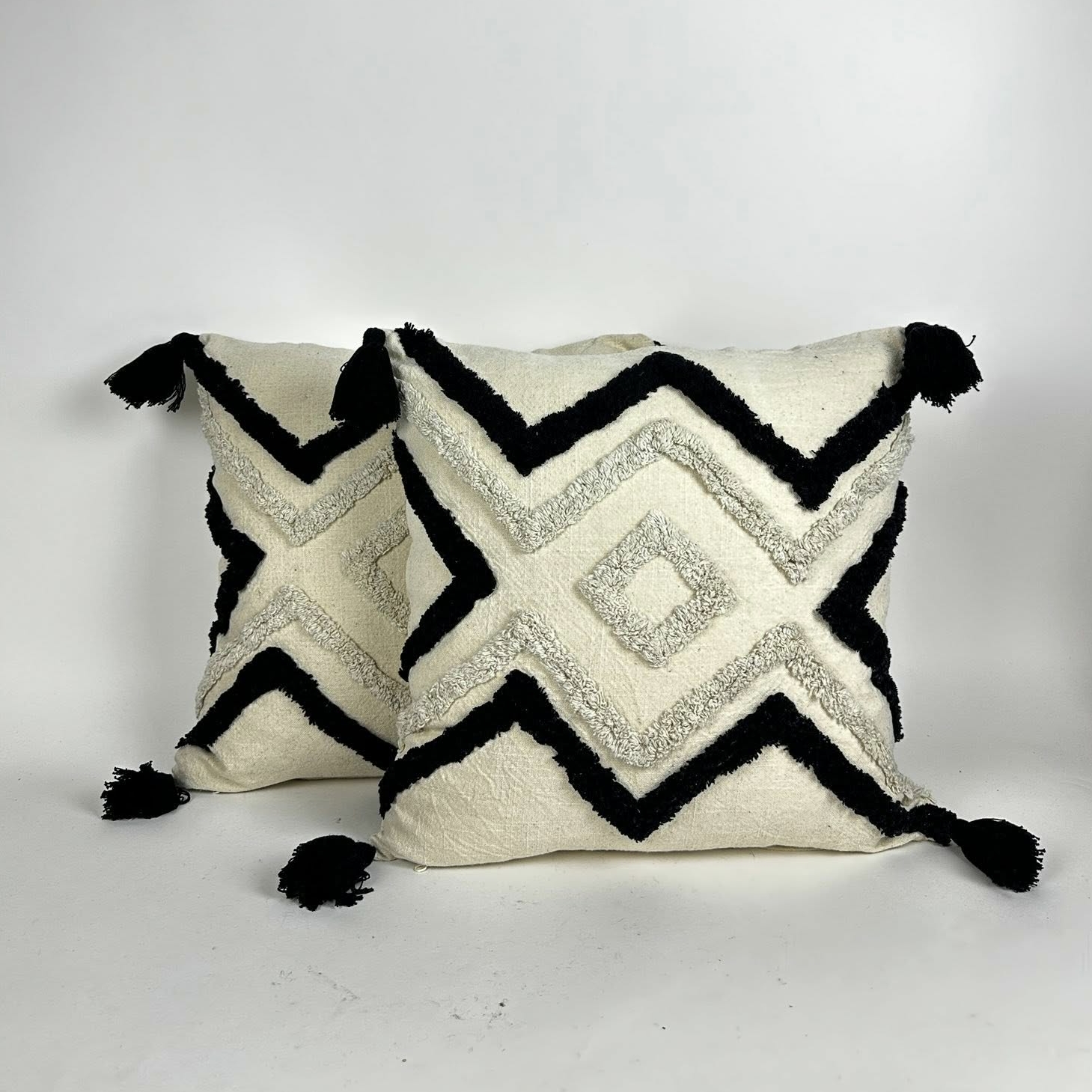 Подушка фактурна Ромби чорно-вершкова W-482