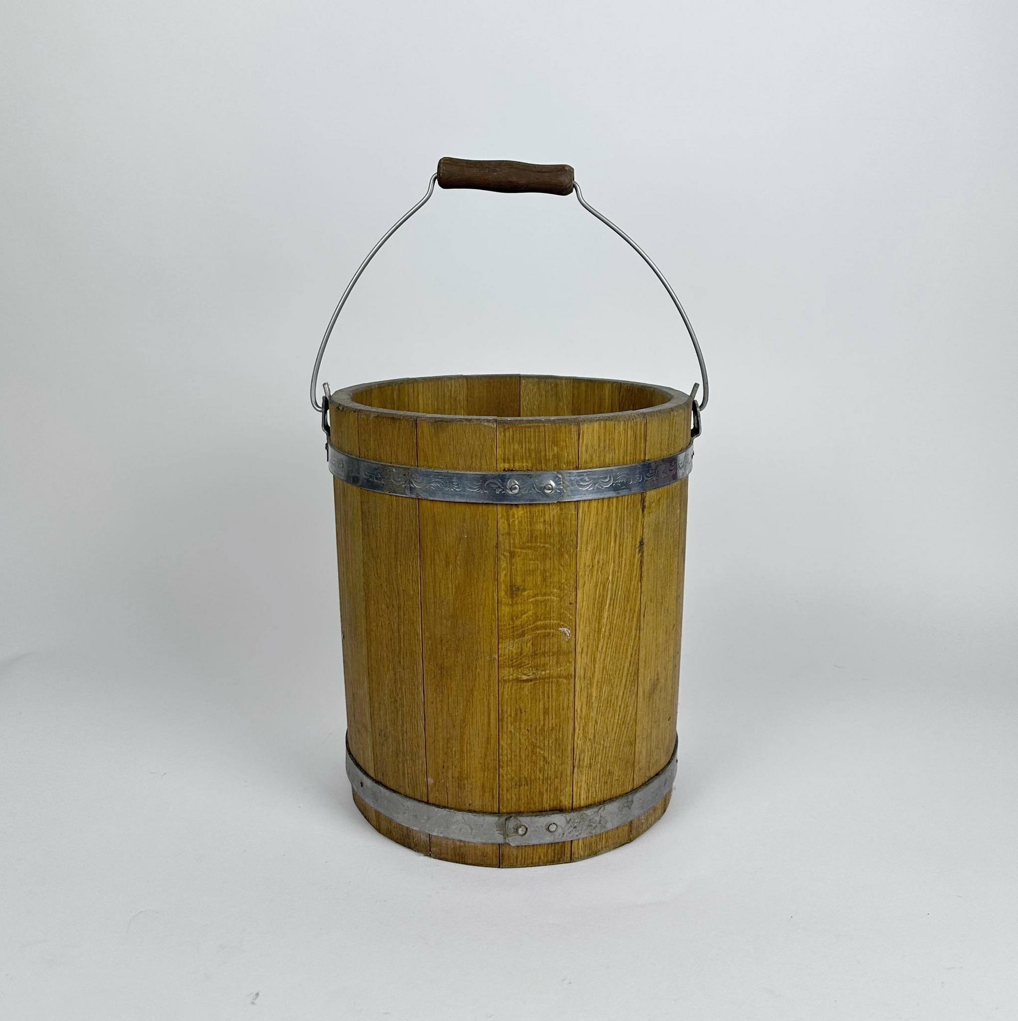 Відро дерев'яне з металевими обручами