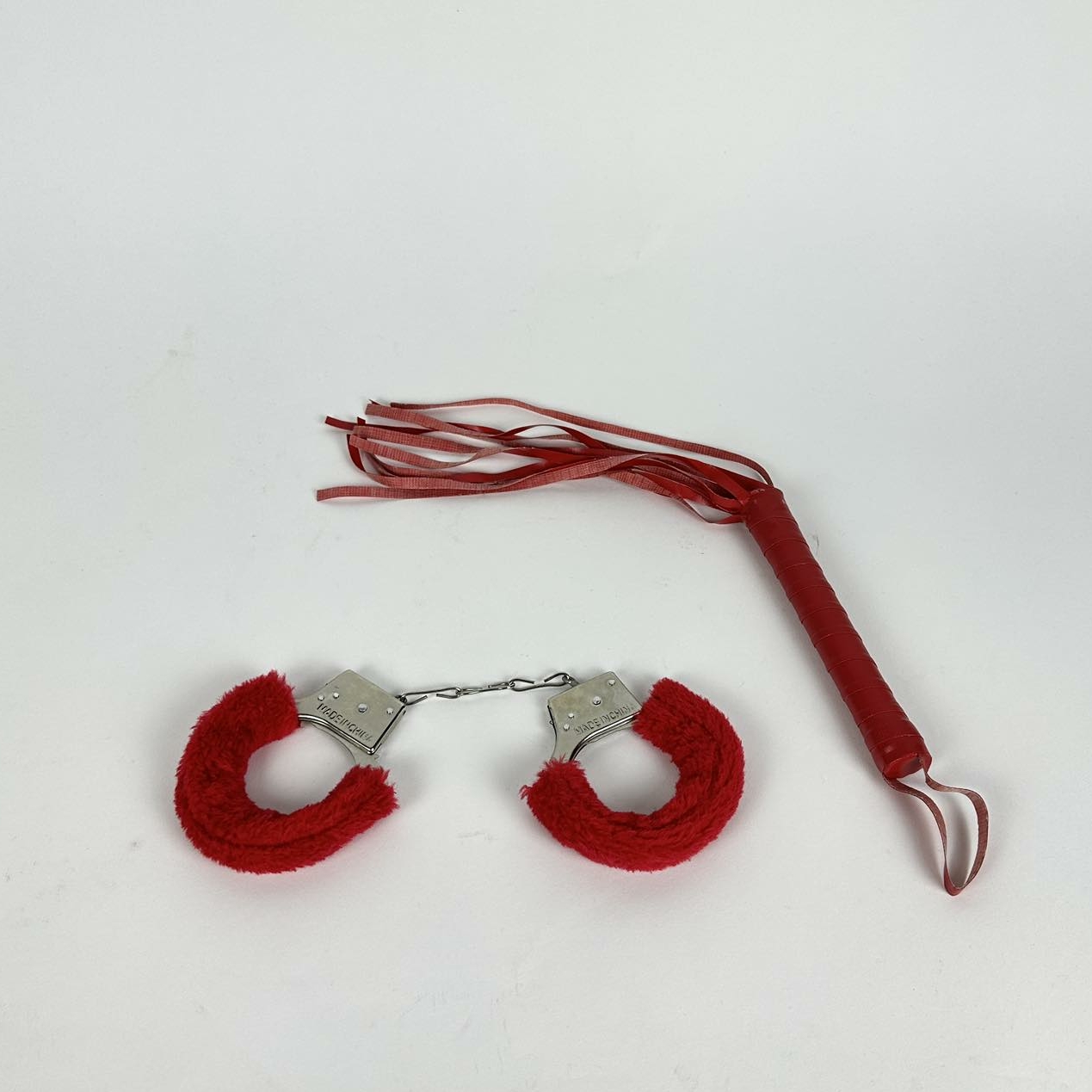 БДСМ-наручники хутряні червоні/чорні батіг малий червоний