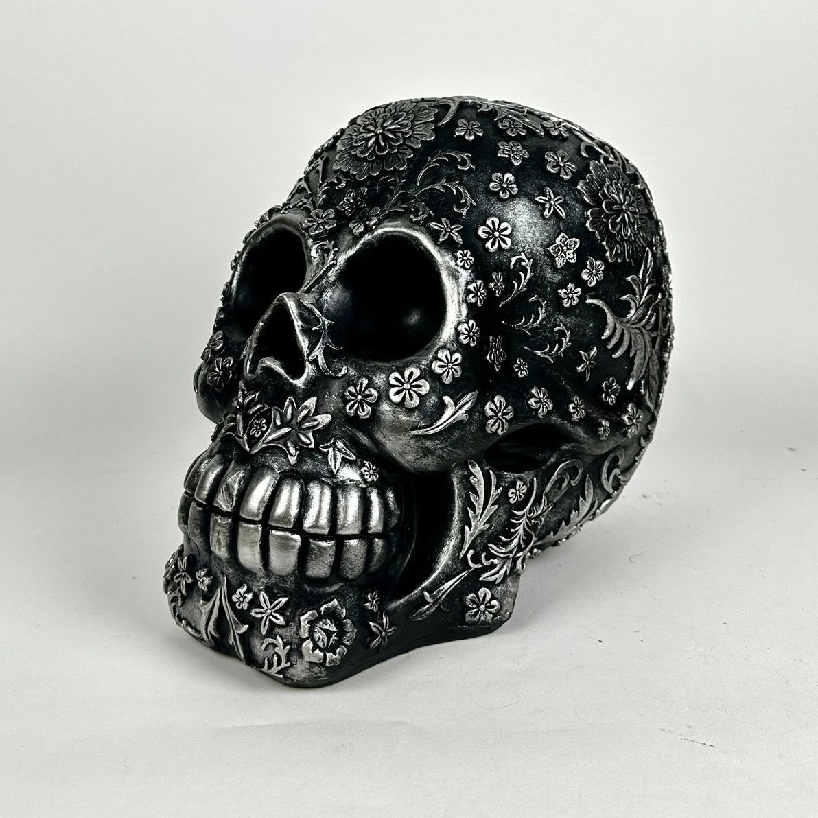 Череп декоративний чорно-срібний з рельєфним декором DE-684