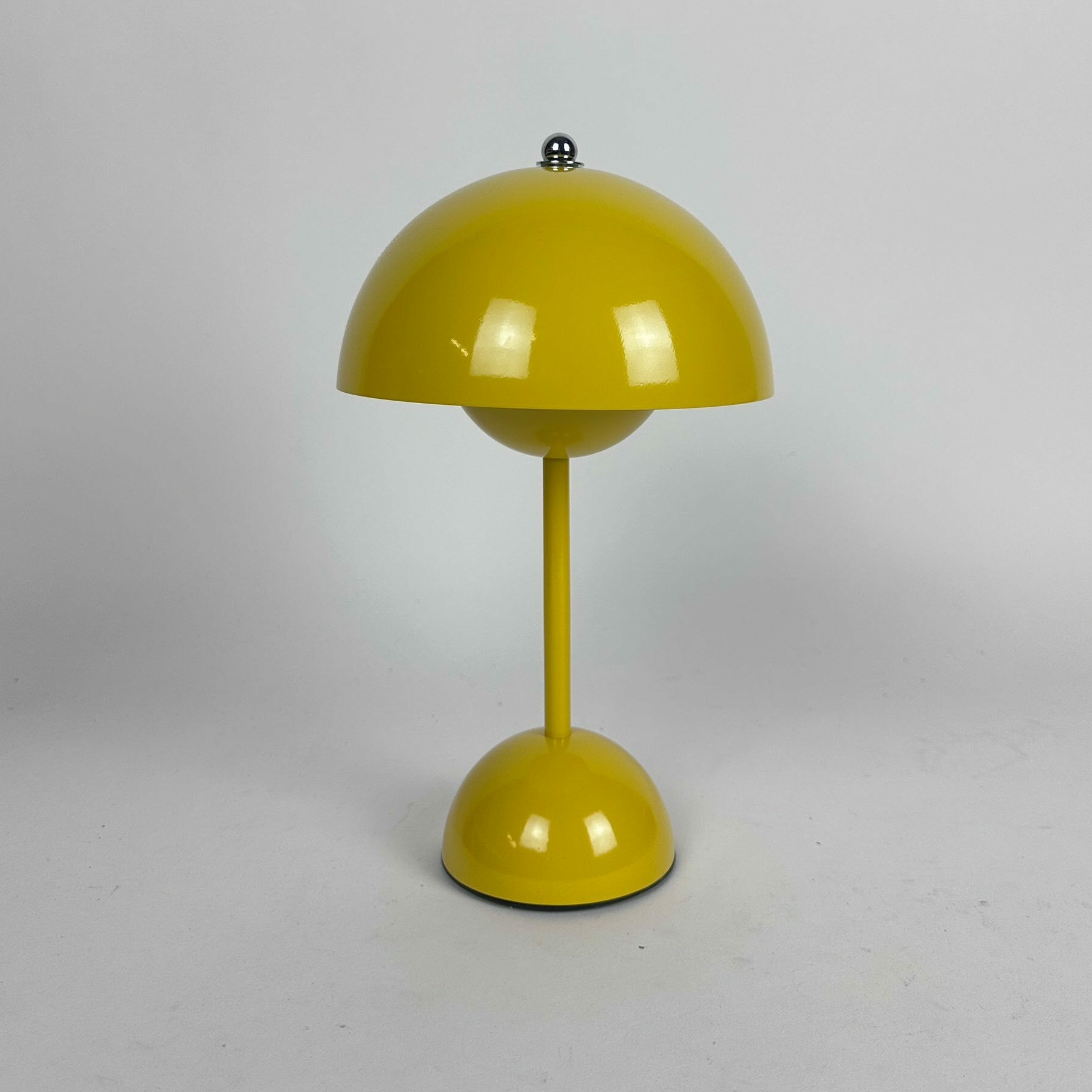 Лампа настільна портативна жовта метал LT-343