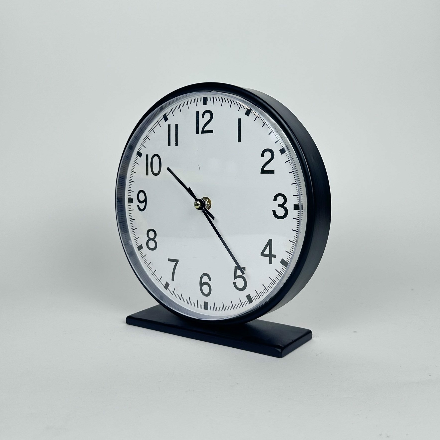 Годинник настільний круглий чорний WH-168