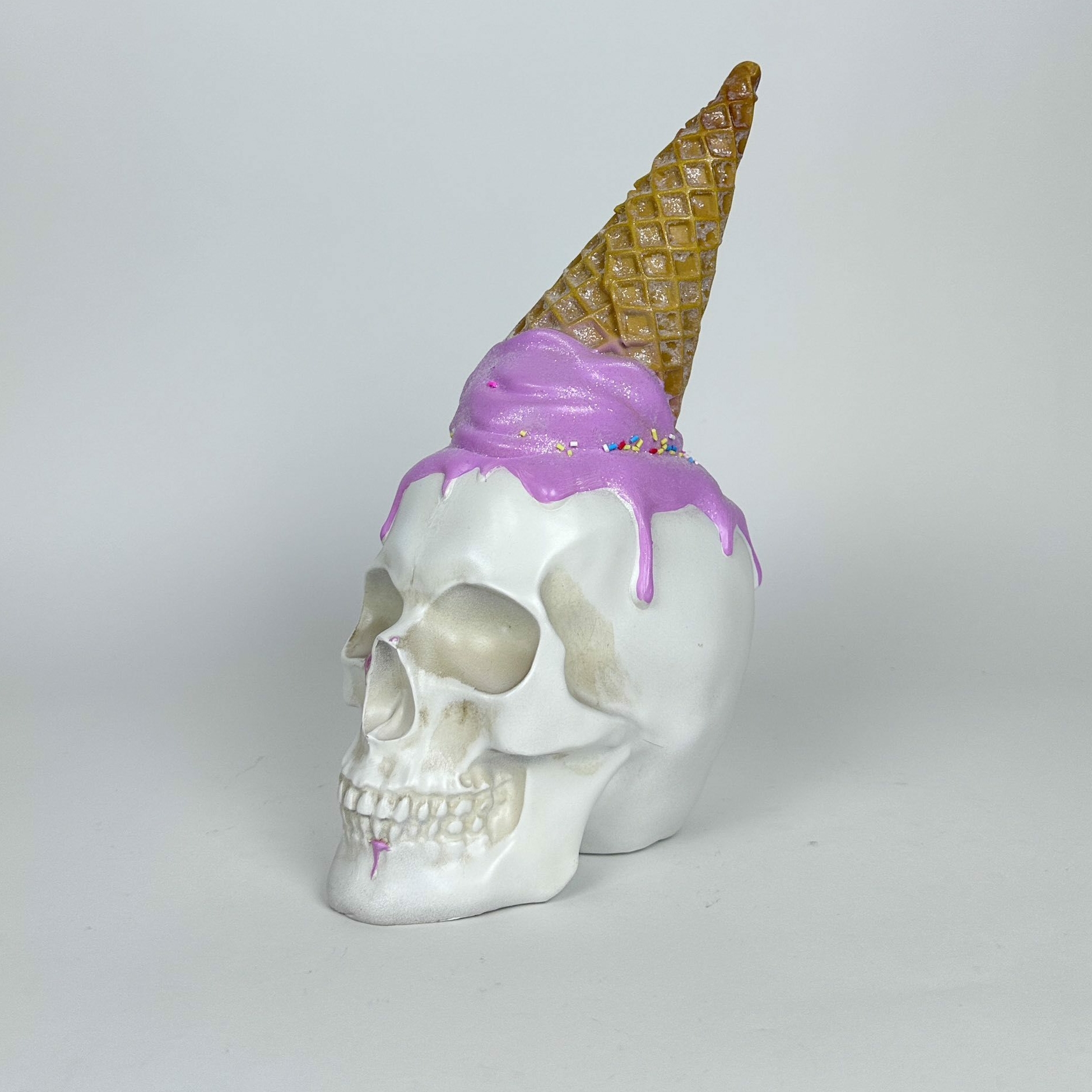 Череп з ріжком морозива полістоун DE-691