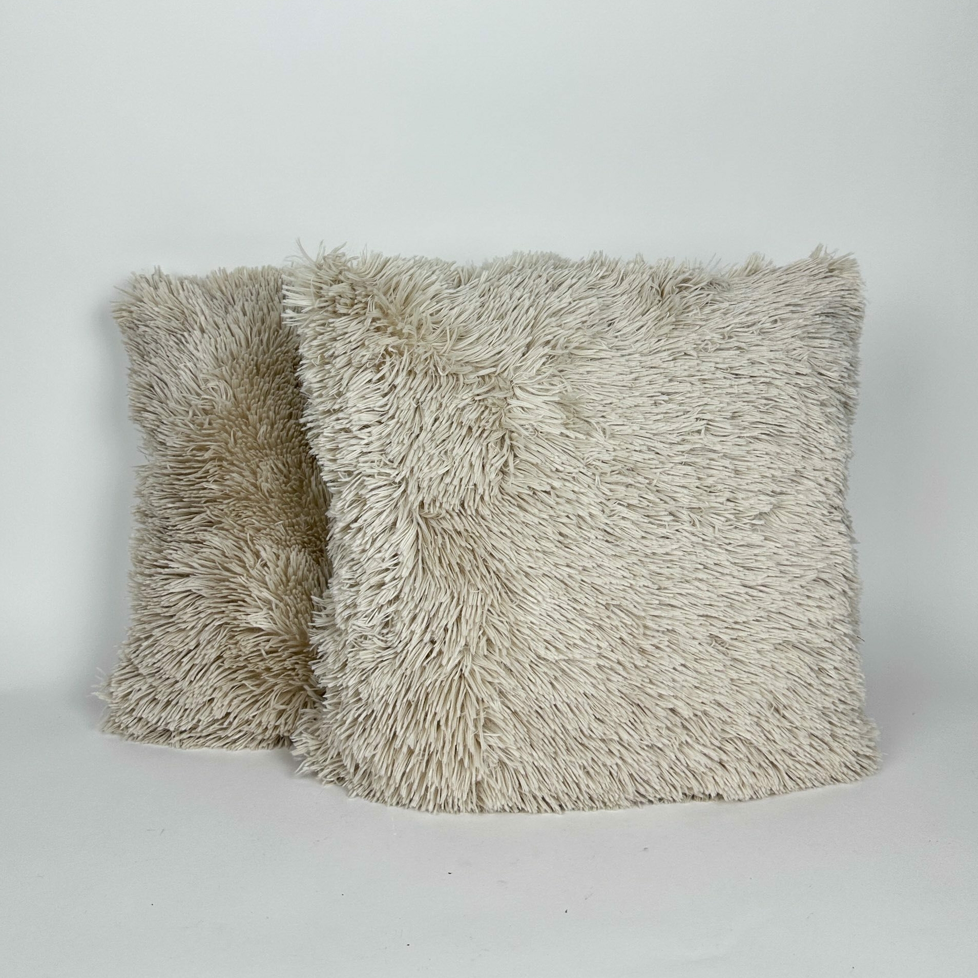 Подушка декоративна беж штучне хутро PW-490