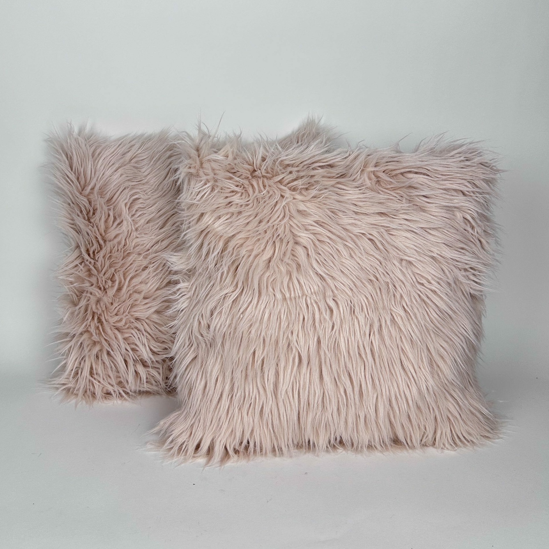 Подушка декоративна блідо-рожева штучне хутро PW-491