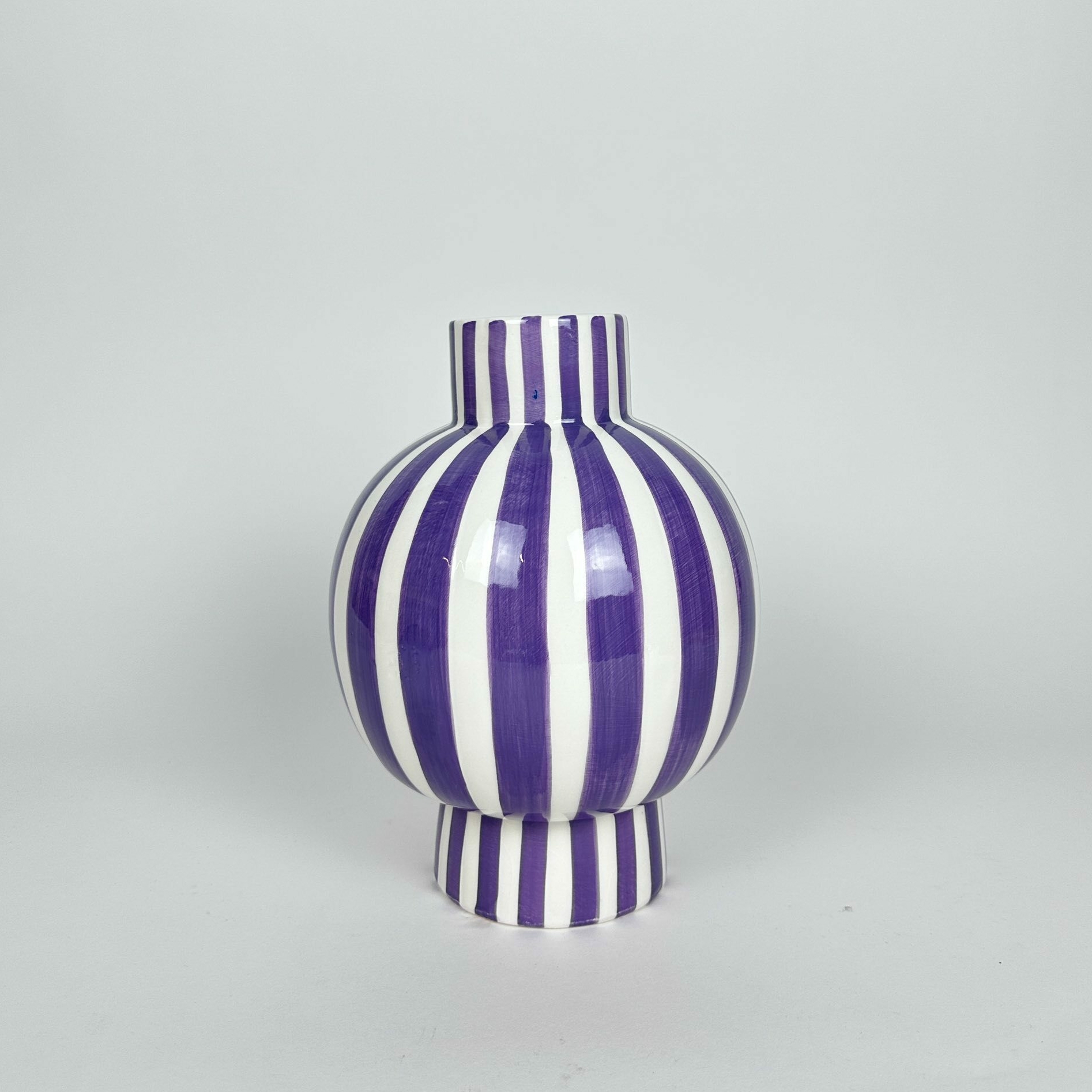 Ваза в смугах фіолетово-біла кераміка VA-617