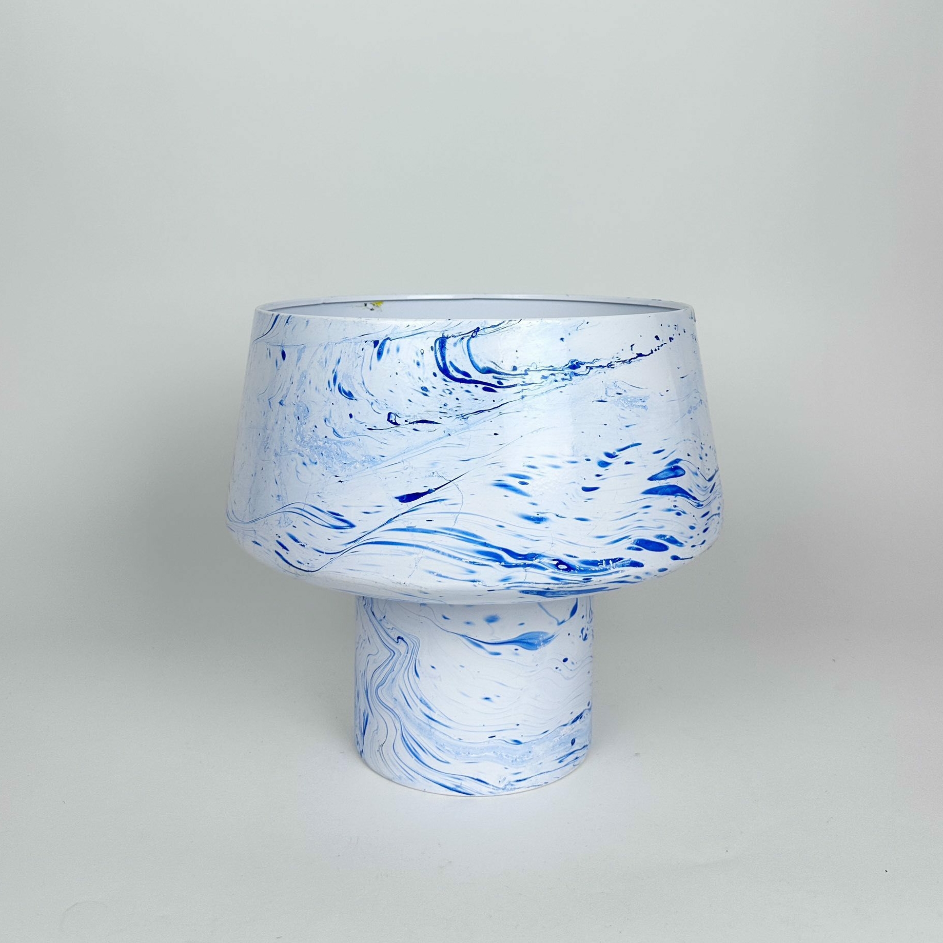 Ваза-кашпо біло-сині розводи метал VA-618