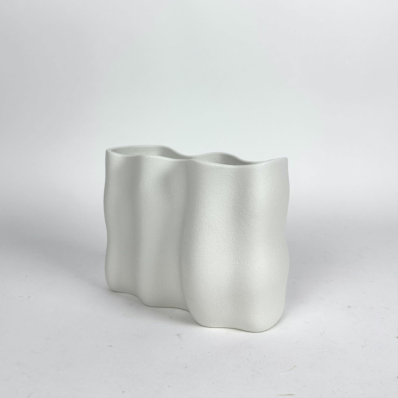 Ваза плоска абстрактна біла кераміка VA-625