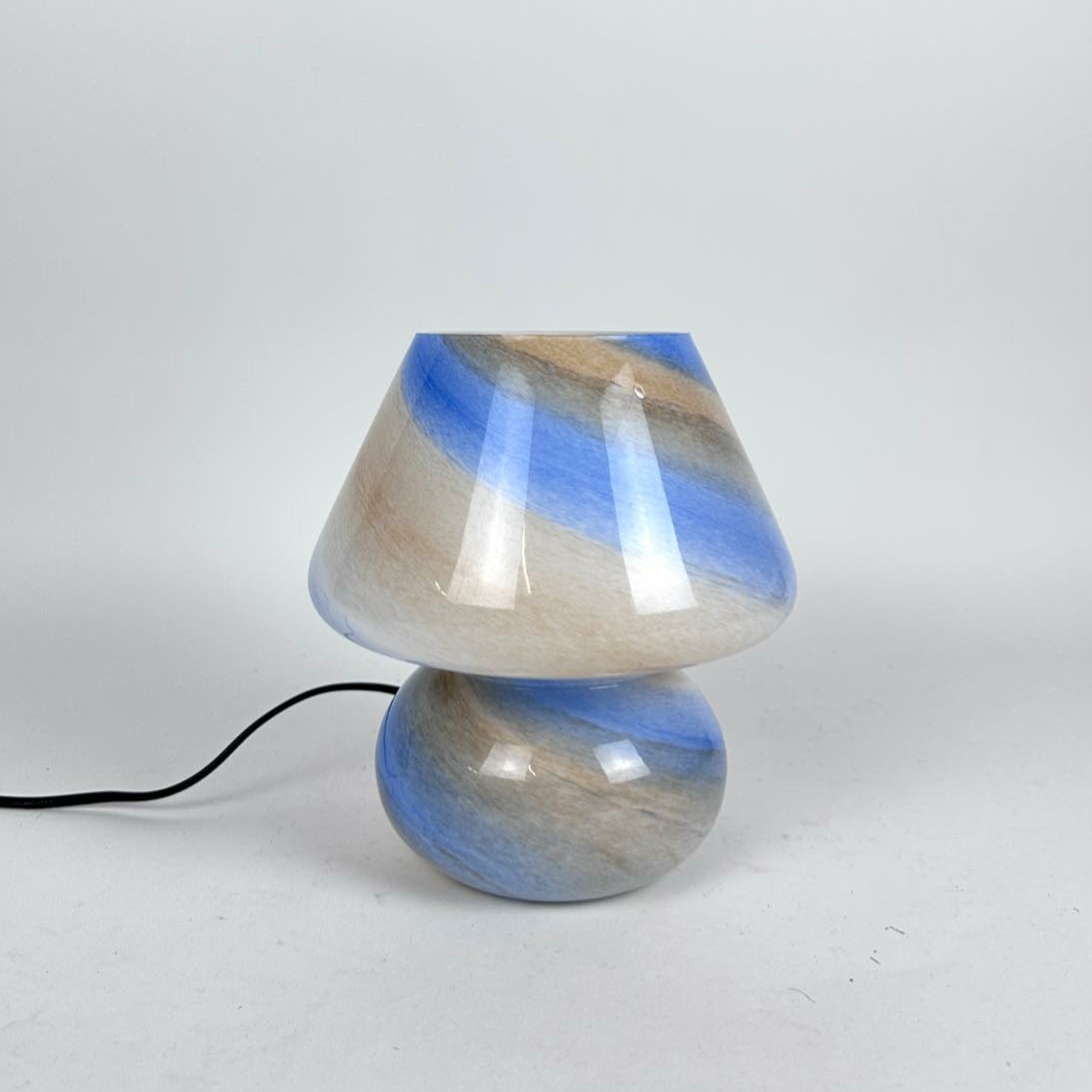 Лампа настільна кольорове скло беж/блакитна LT-345