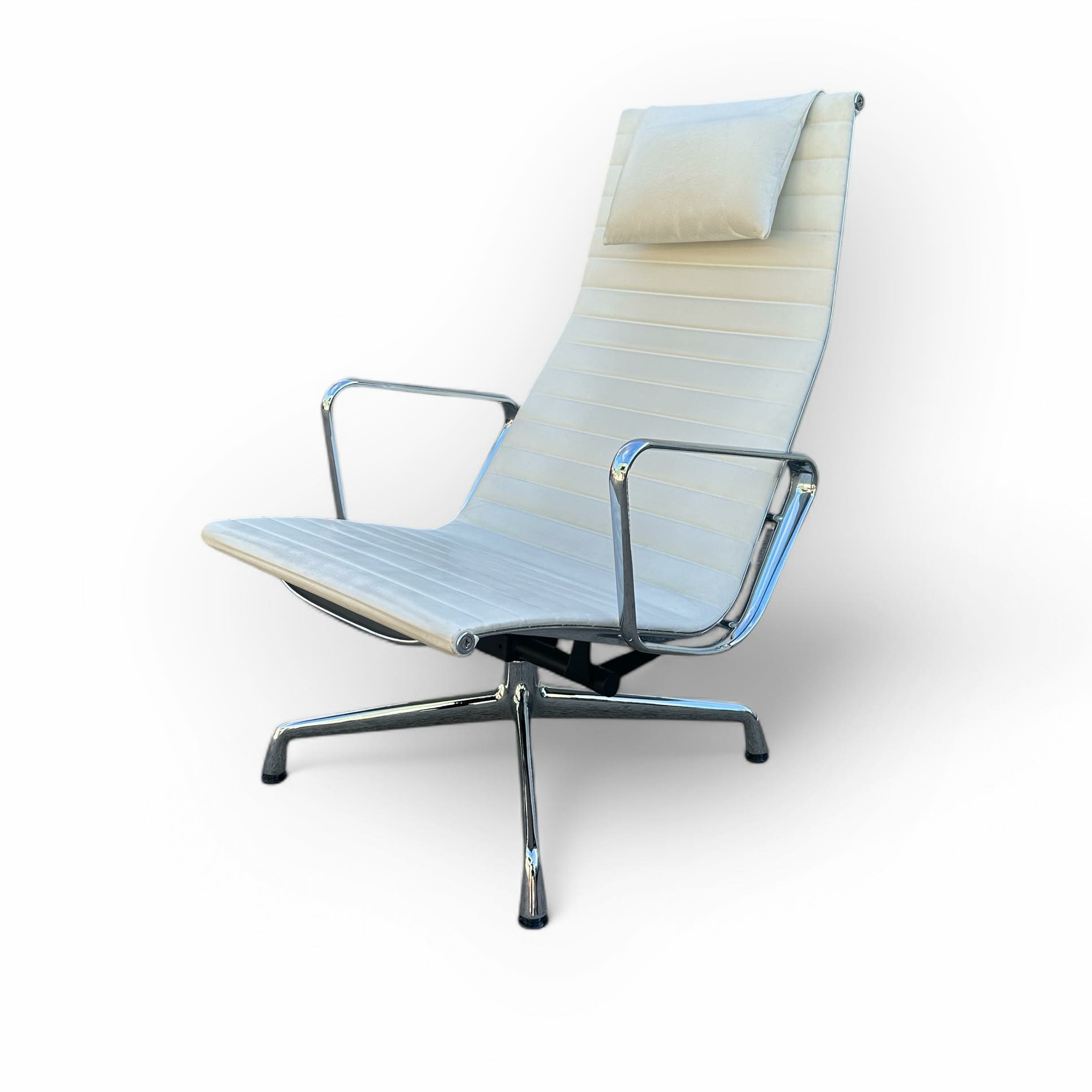Лаунж крісло  Aluminium Chair EA 124 біле нат-шкіра Charles & Ray Eames, 1958 (Vitra) CH-190