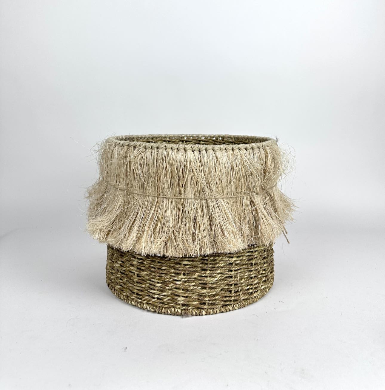Кошик круглий з бахромою сизаль BA-180