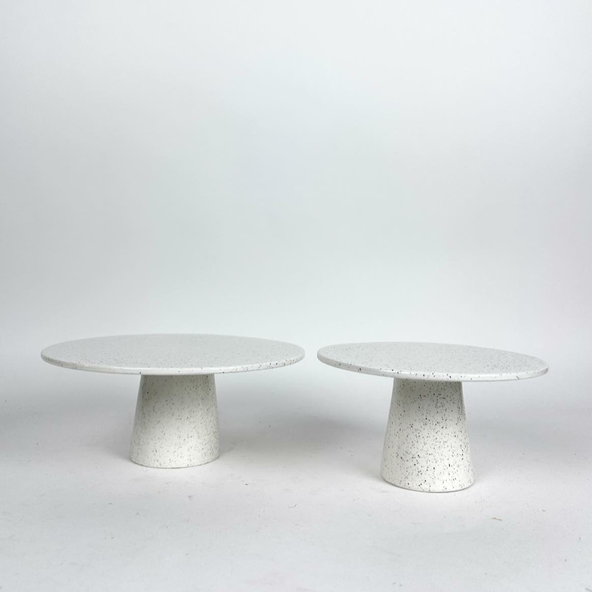 Тортниця біла в чорну крапку кераміка DT-049