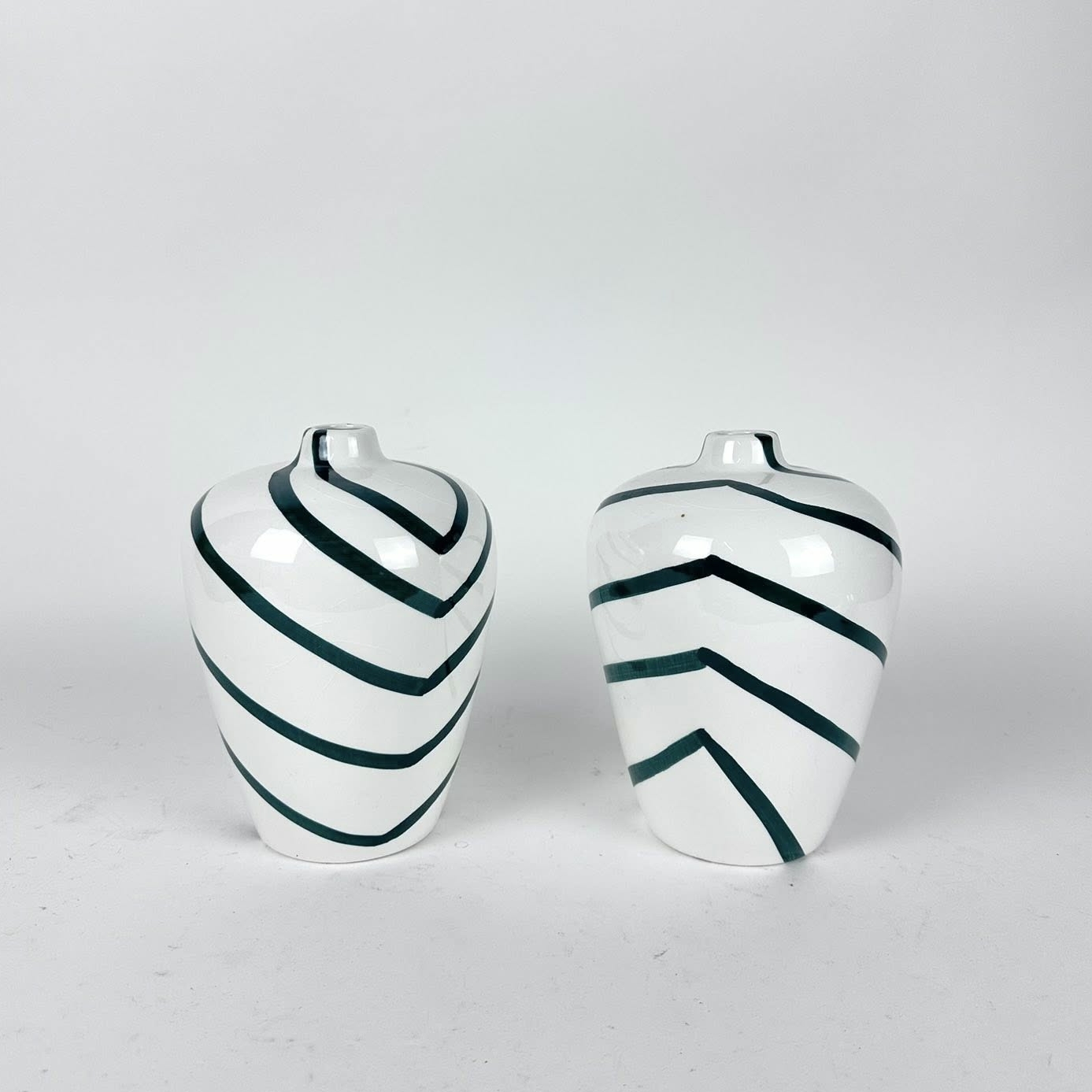 Ваза біла з асиметричними смугами кераміка VA-630