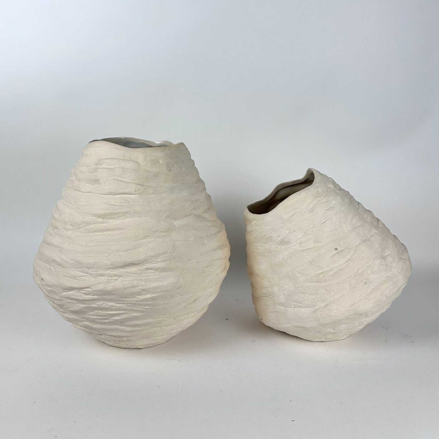 Ваза асиметрична фактура беж кераміка VA-636