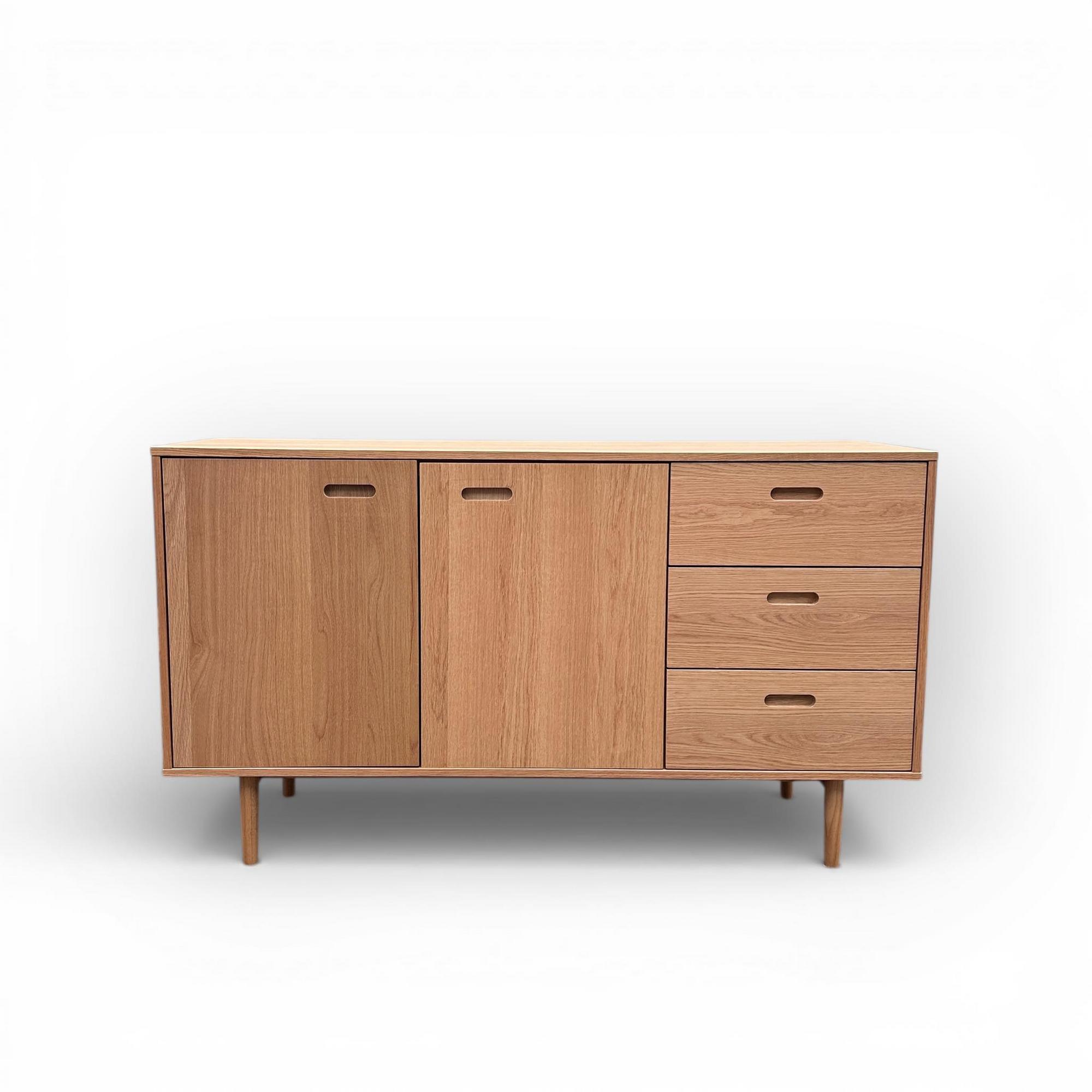 Комод 3-секційний з дверцятами та шухлядами дуб CB-112