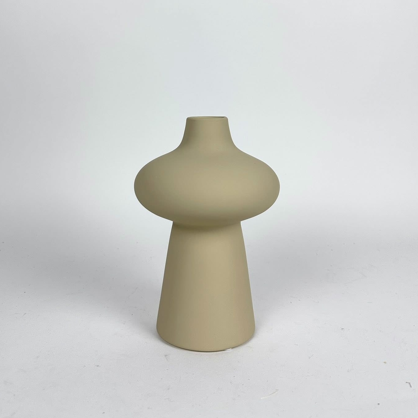 Ваза фігурна беж кераміка мат VA-642