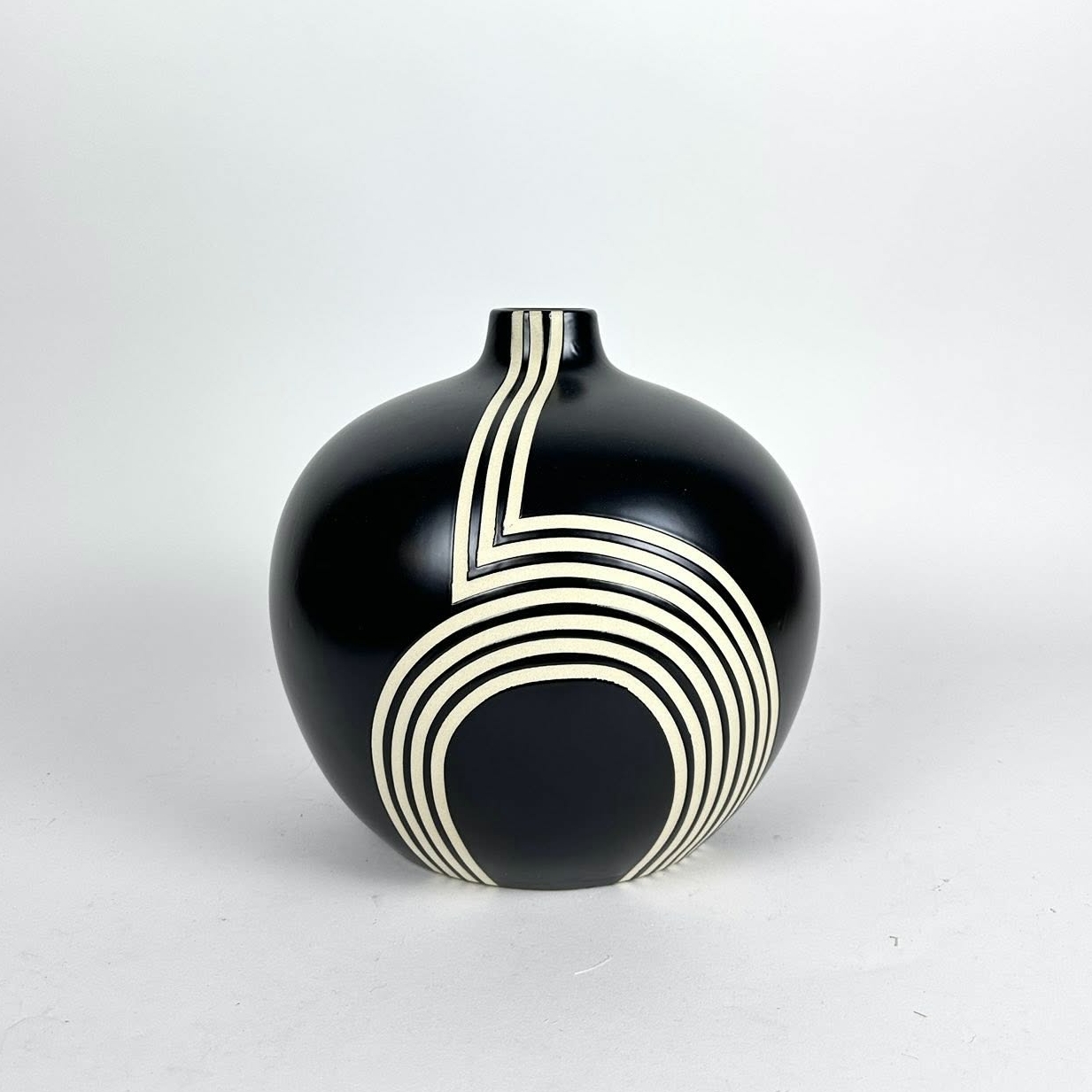 Ваза округла чорна з білими смугами кераміка VA-643