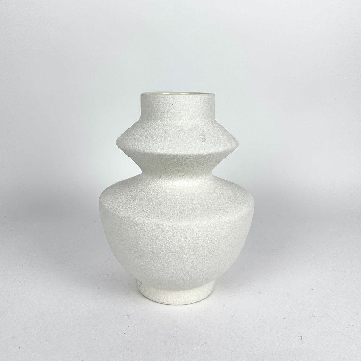 Ваза фігурна біла кераміка мат VA-646
