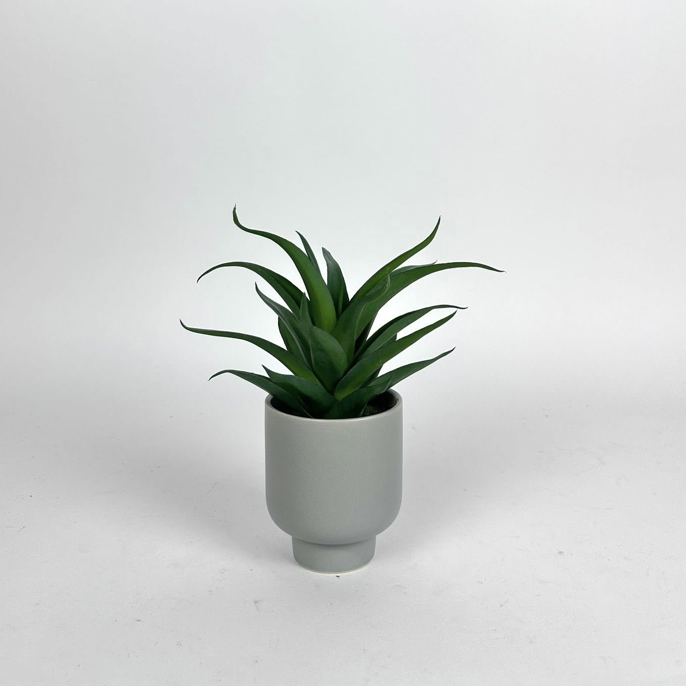 Сукулент штучний у сірому кашпо FW-302