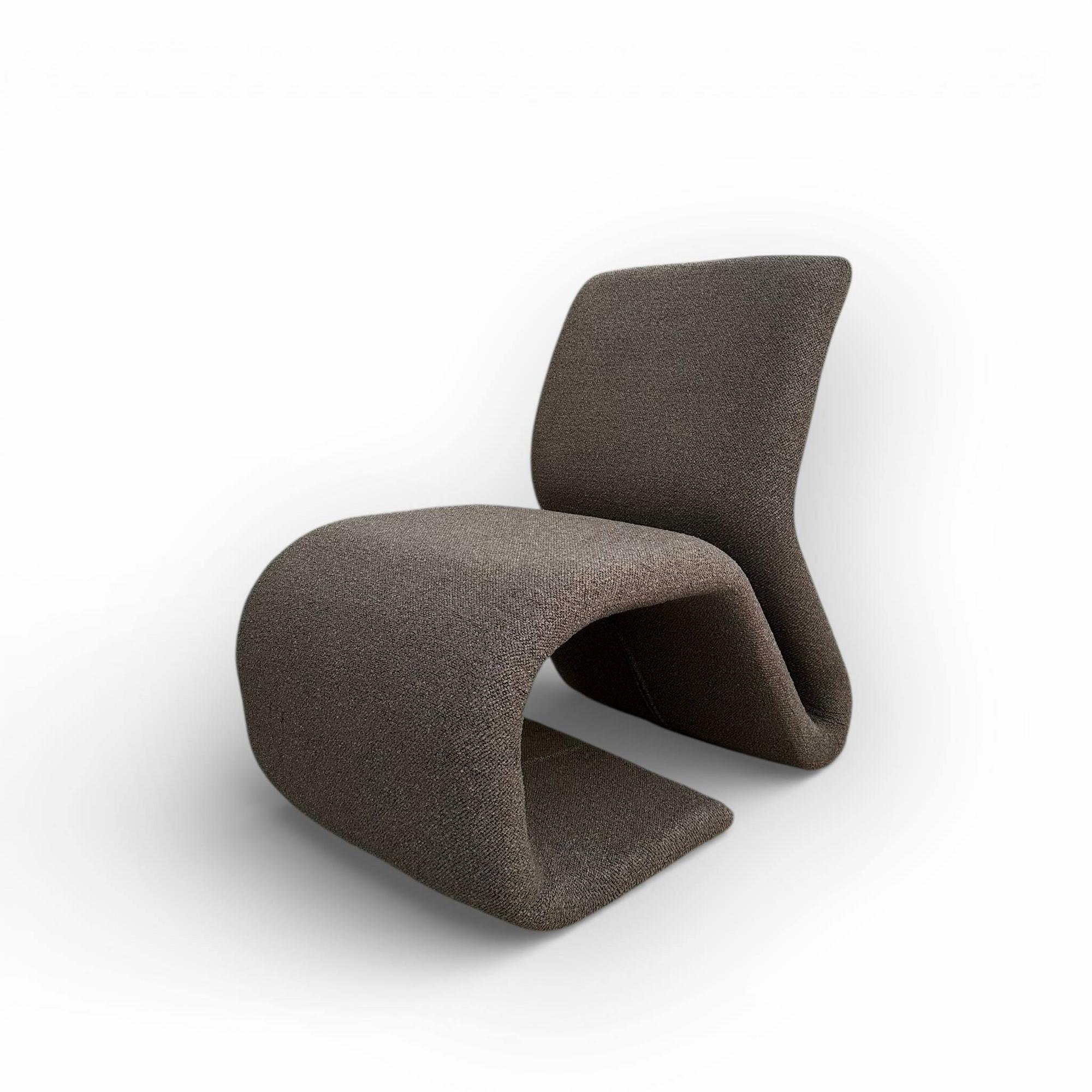 Крісло лаунж гнуте кольору молочного шоколаду CH-192