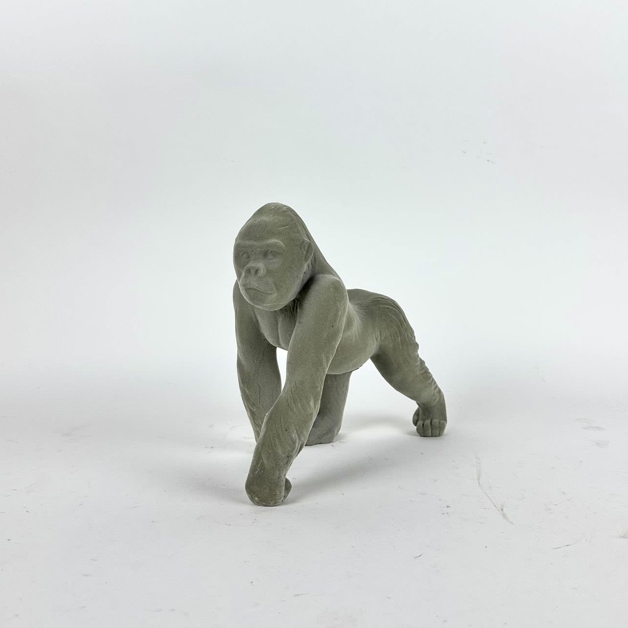 Статуетка Горила сіра флок DE-710