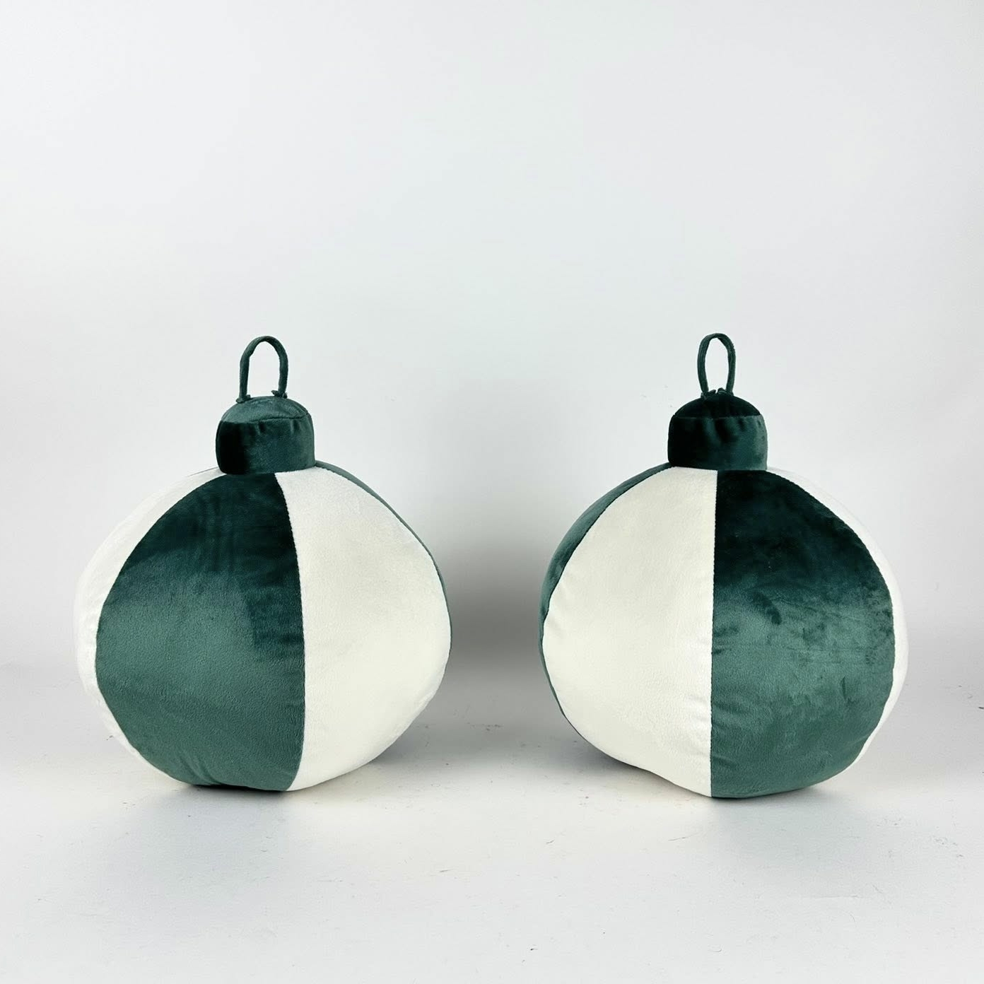 Подушка декоративна Ялинкова іграшка біло-зелена велюр PW-502