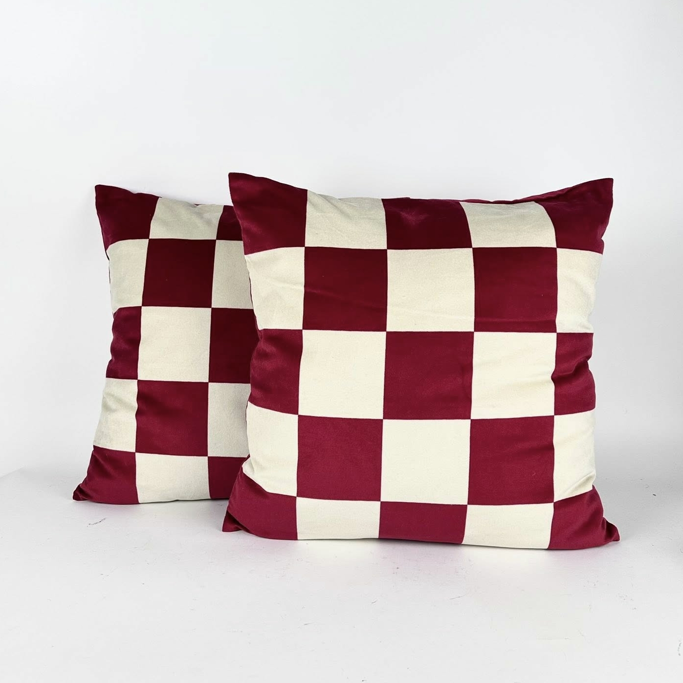 Подушка декоративна червоно-білі квадрати велюр PW-510