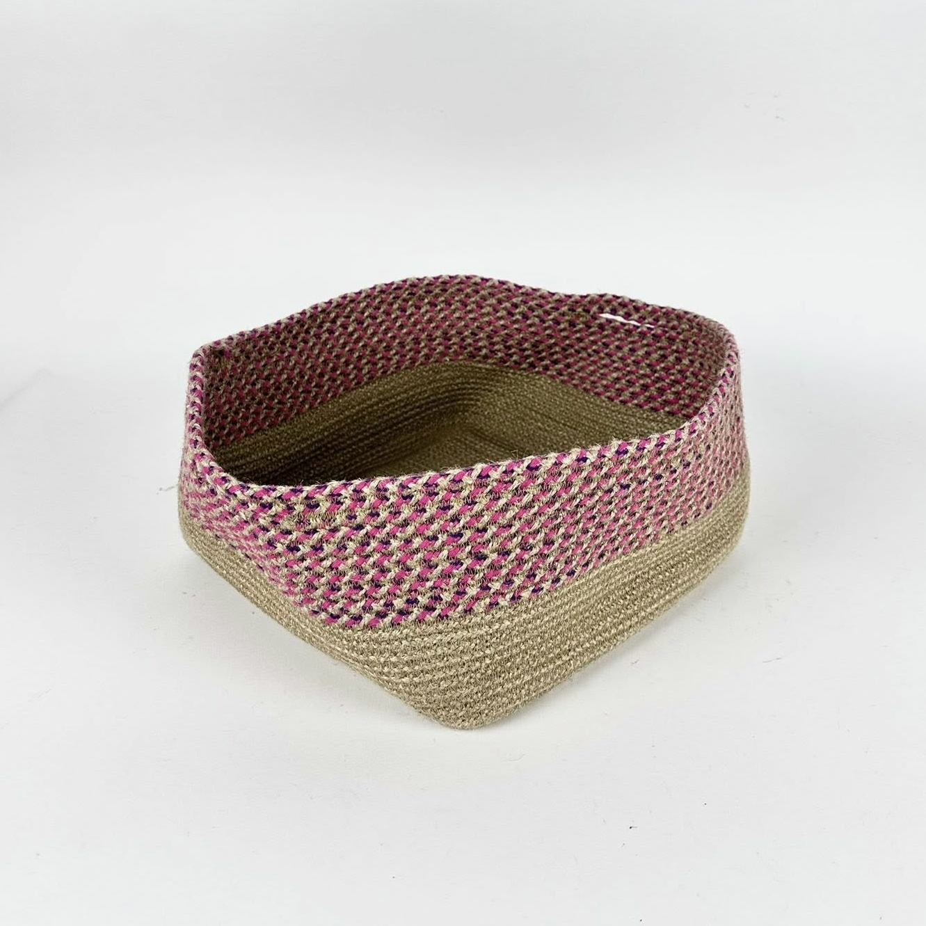 Кошик для дрібничок плетений сизаль з червоною смугою BA-182