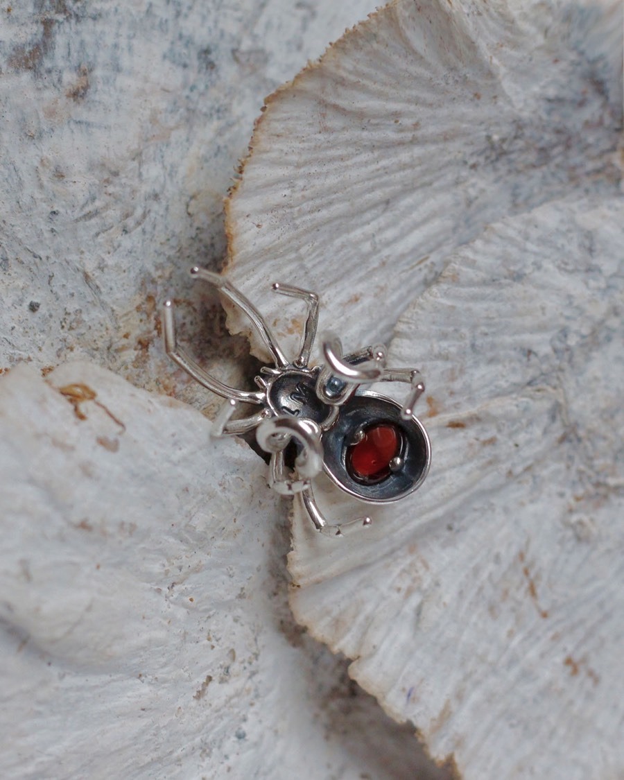 Магия > Граф Паук - Серебряный кафф с гранатом | Count Spider - Silver Cuff  with Garnet купить в интернет-магазине